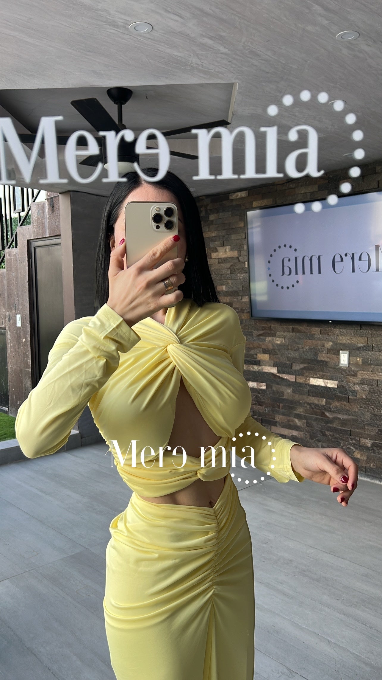 Conjunto amarillo plisado