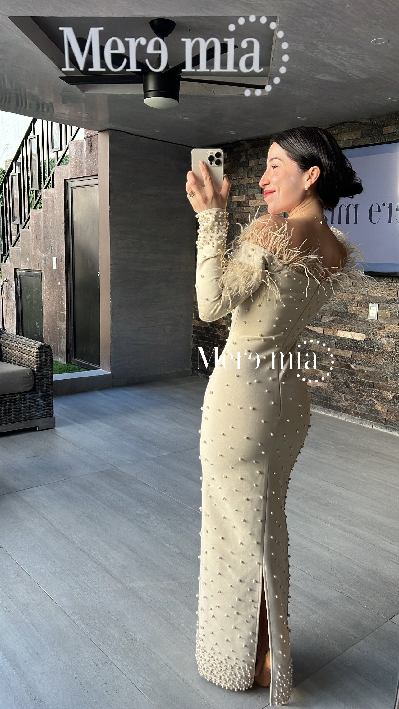 Vestido beige plumas perlas