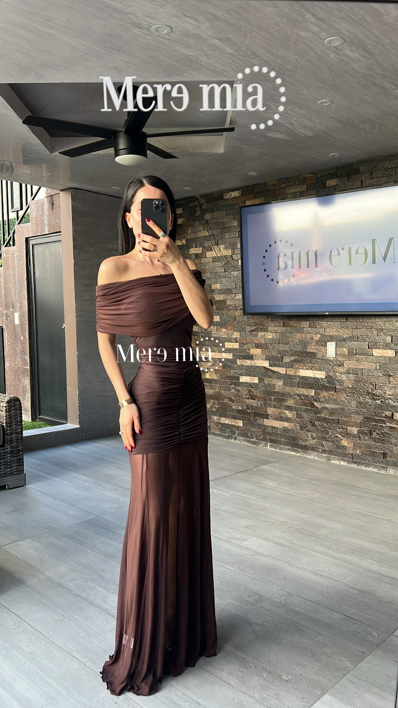 Vestido café plisado hombros