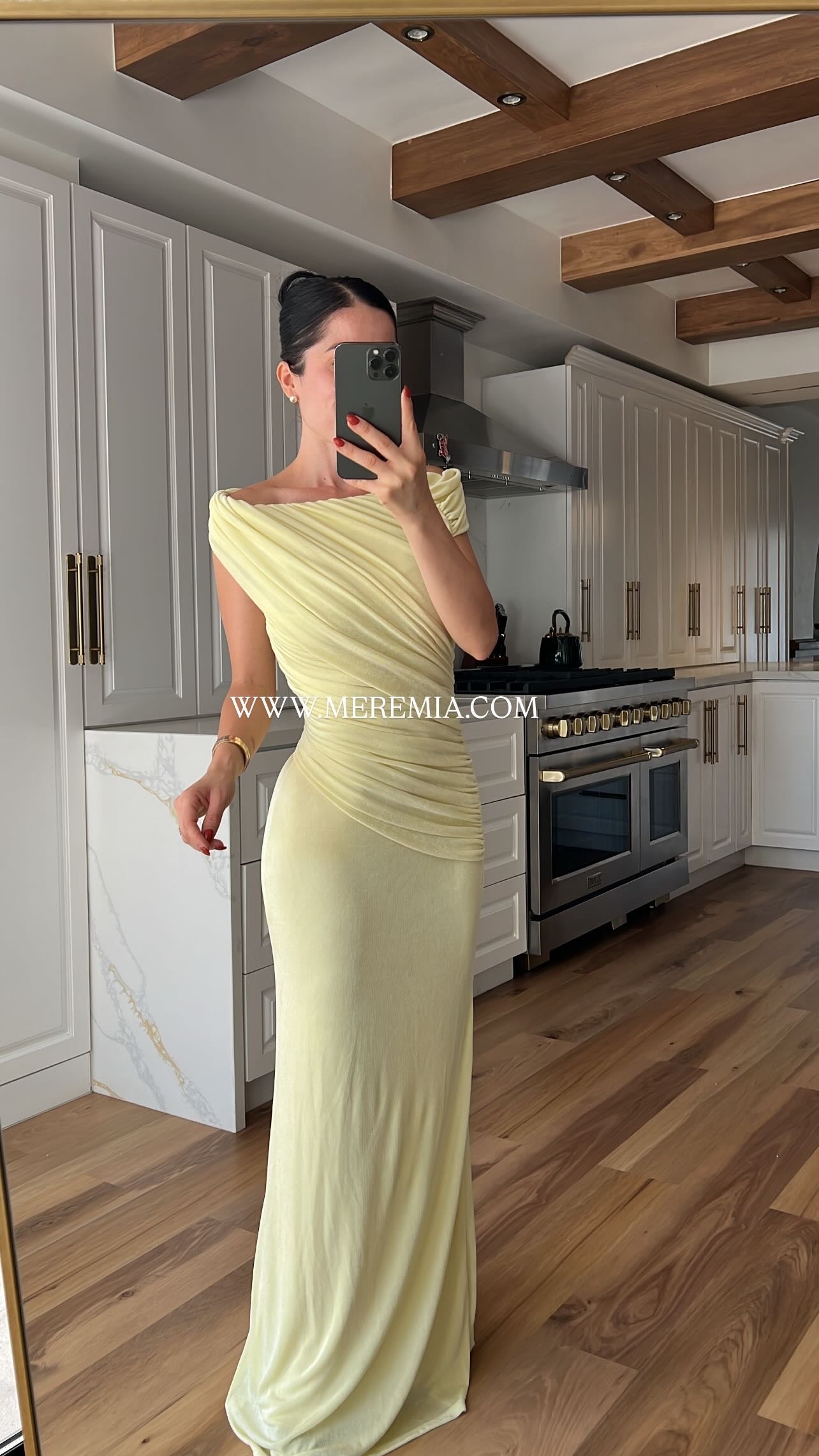 Vestido plisado en hombros liso