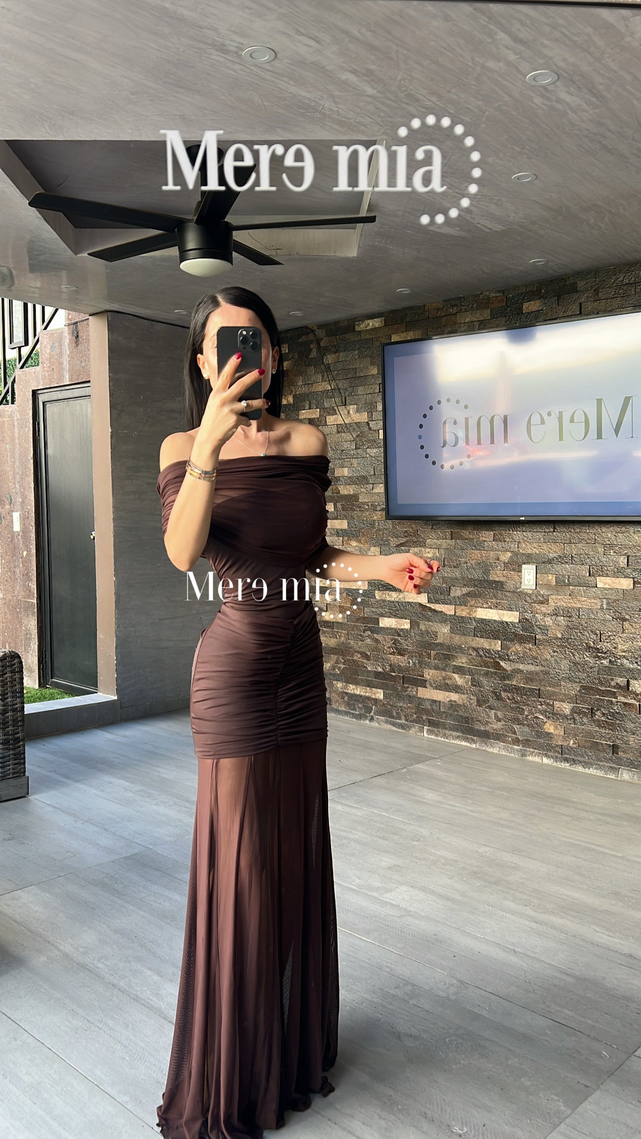 Vestido café plisado hombros