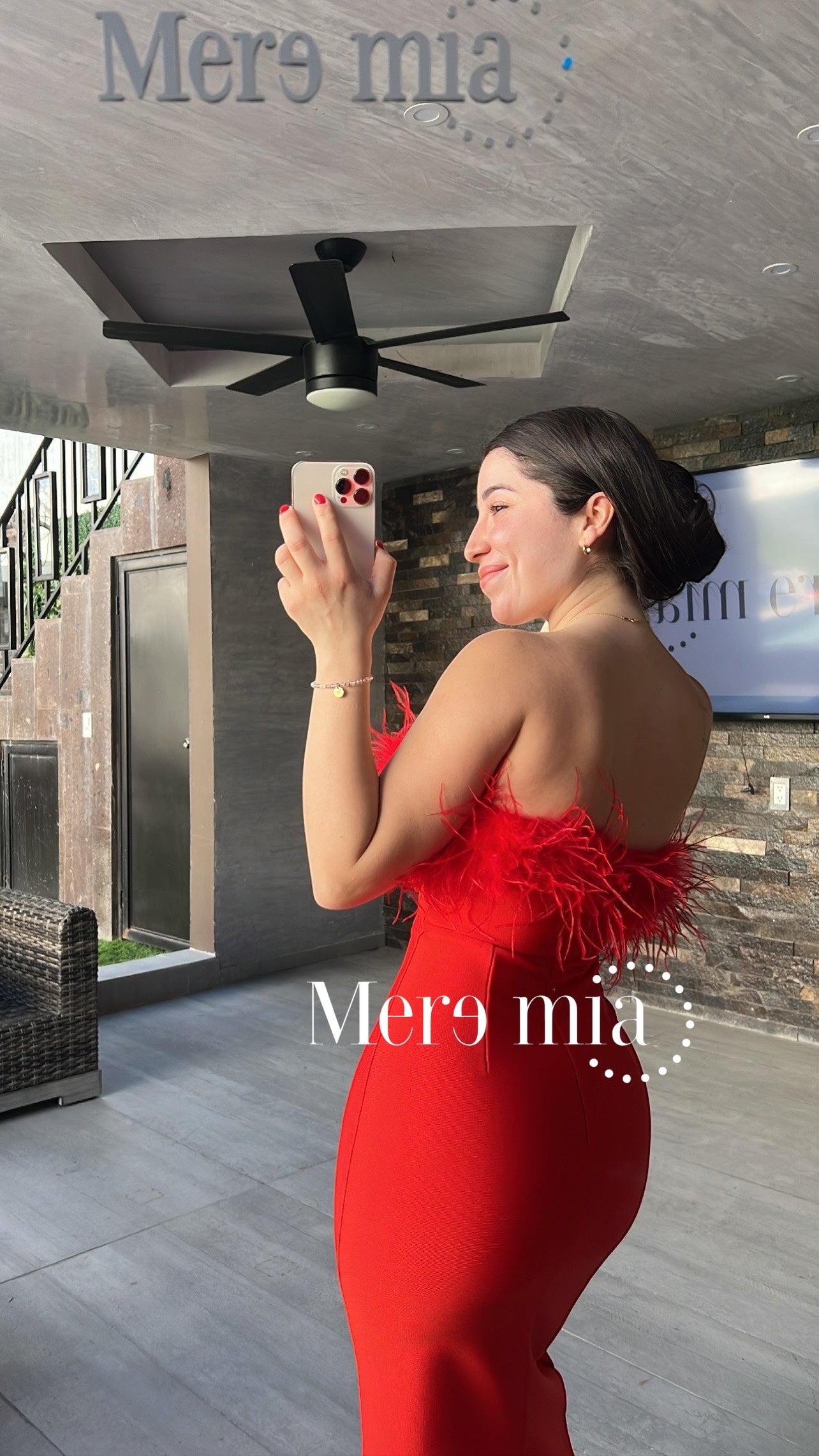Vestido rojo plumas