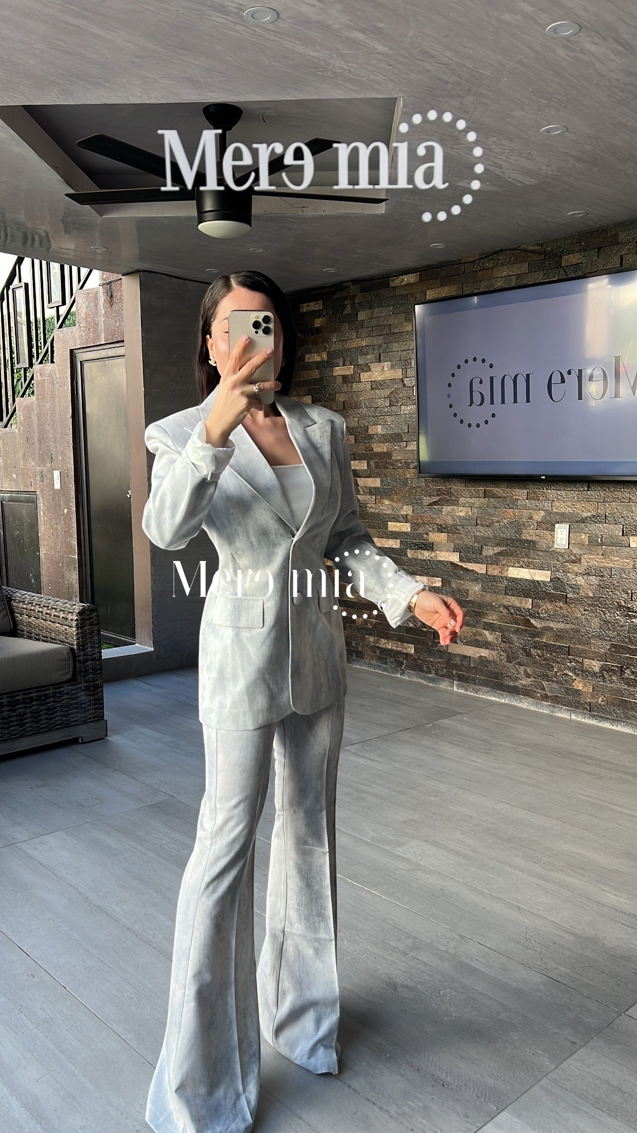 Conjunto manchado gris