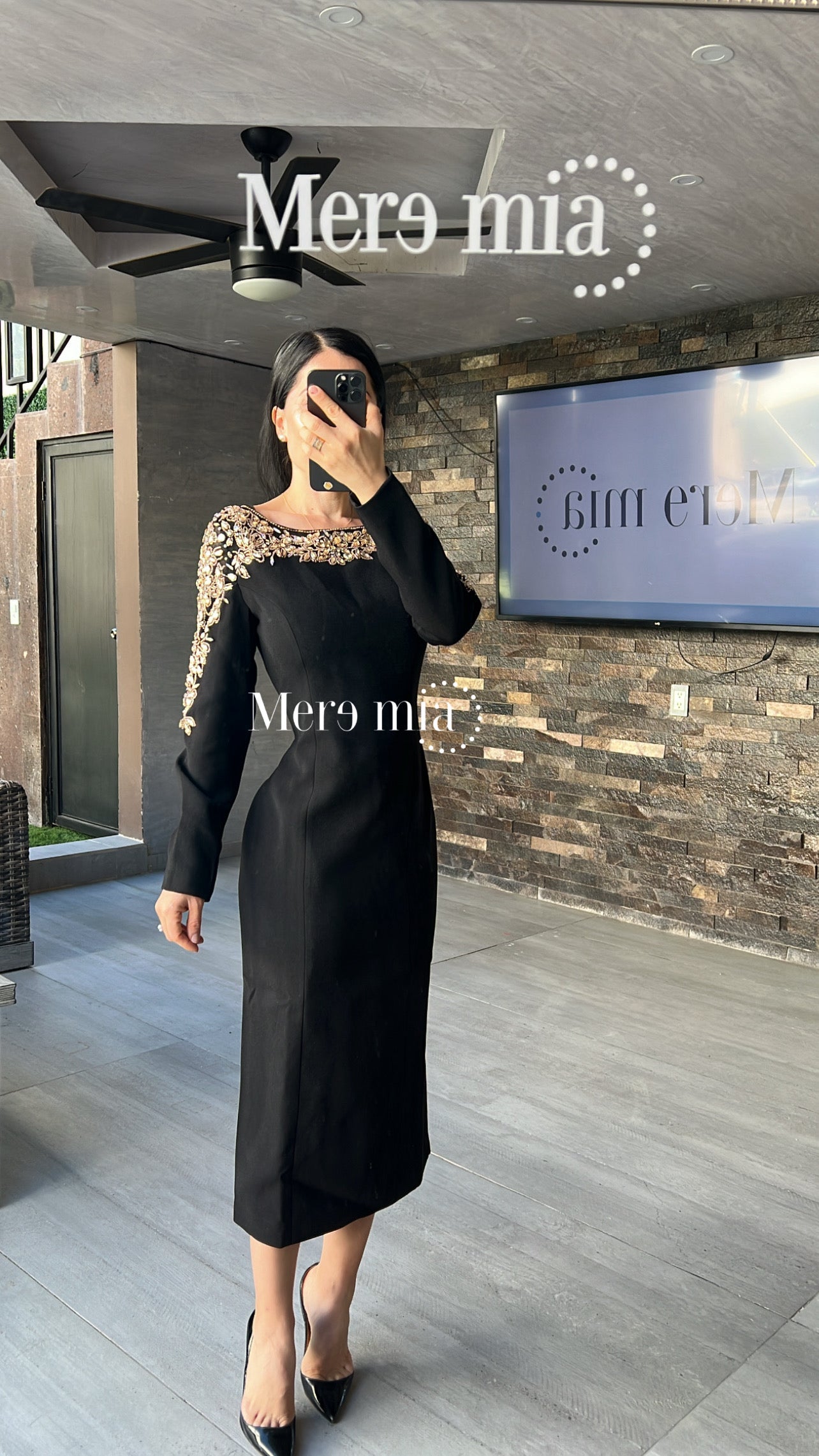 Vestido negro dorado hombros