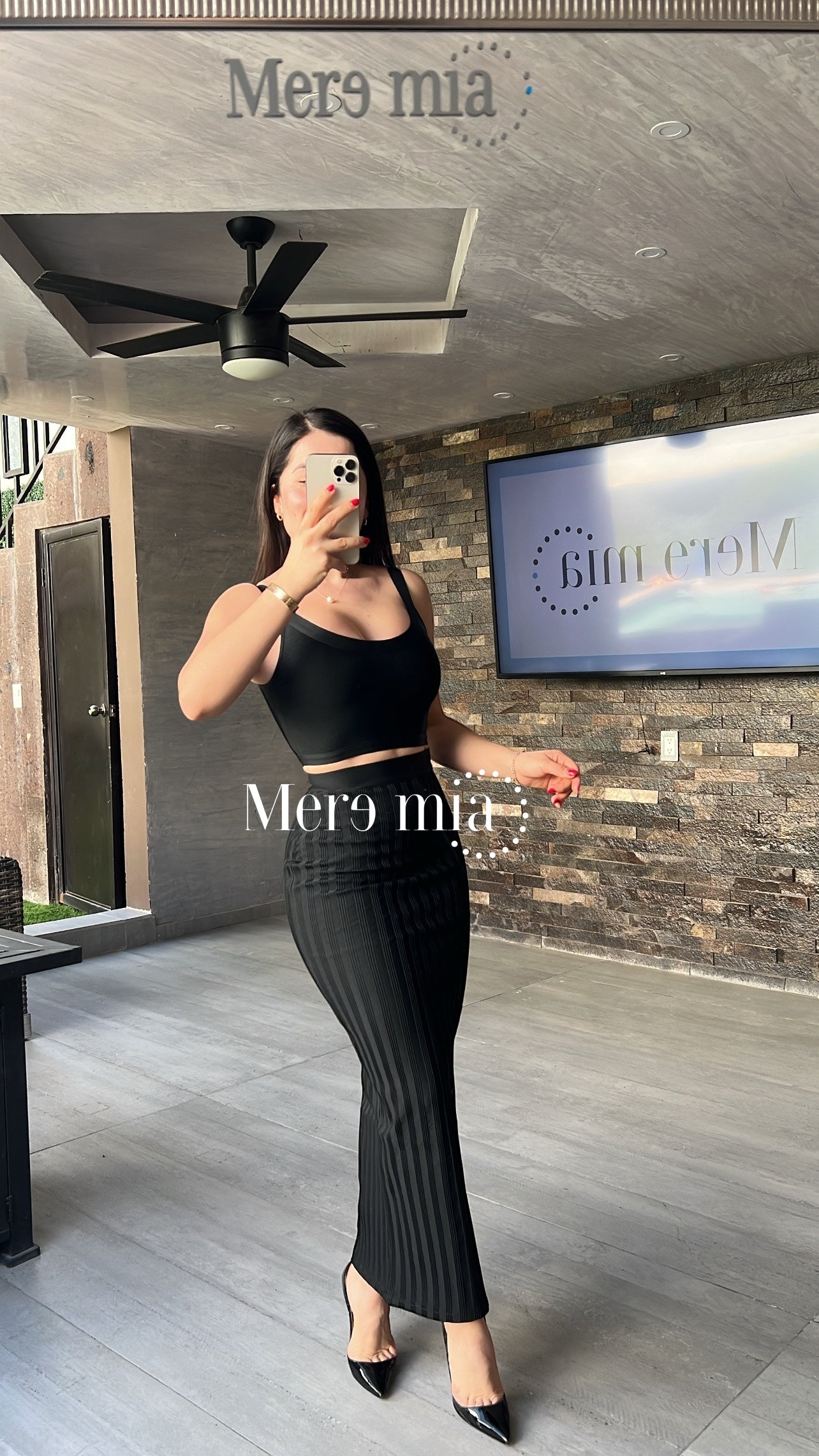 Conjunto negro crop top y falda midi