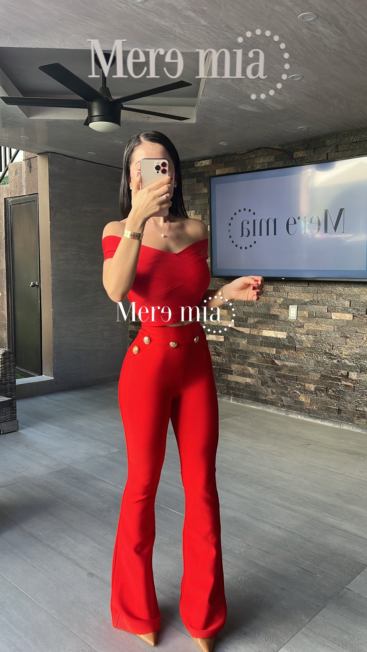 Pantalón acampanado botones rojo