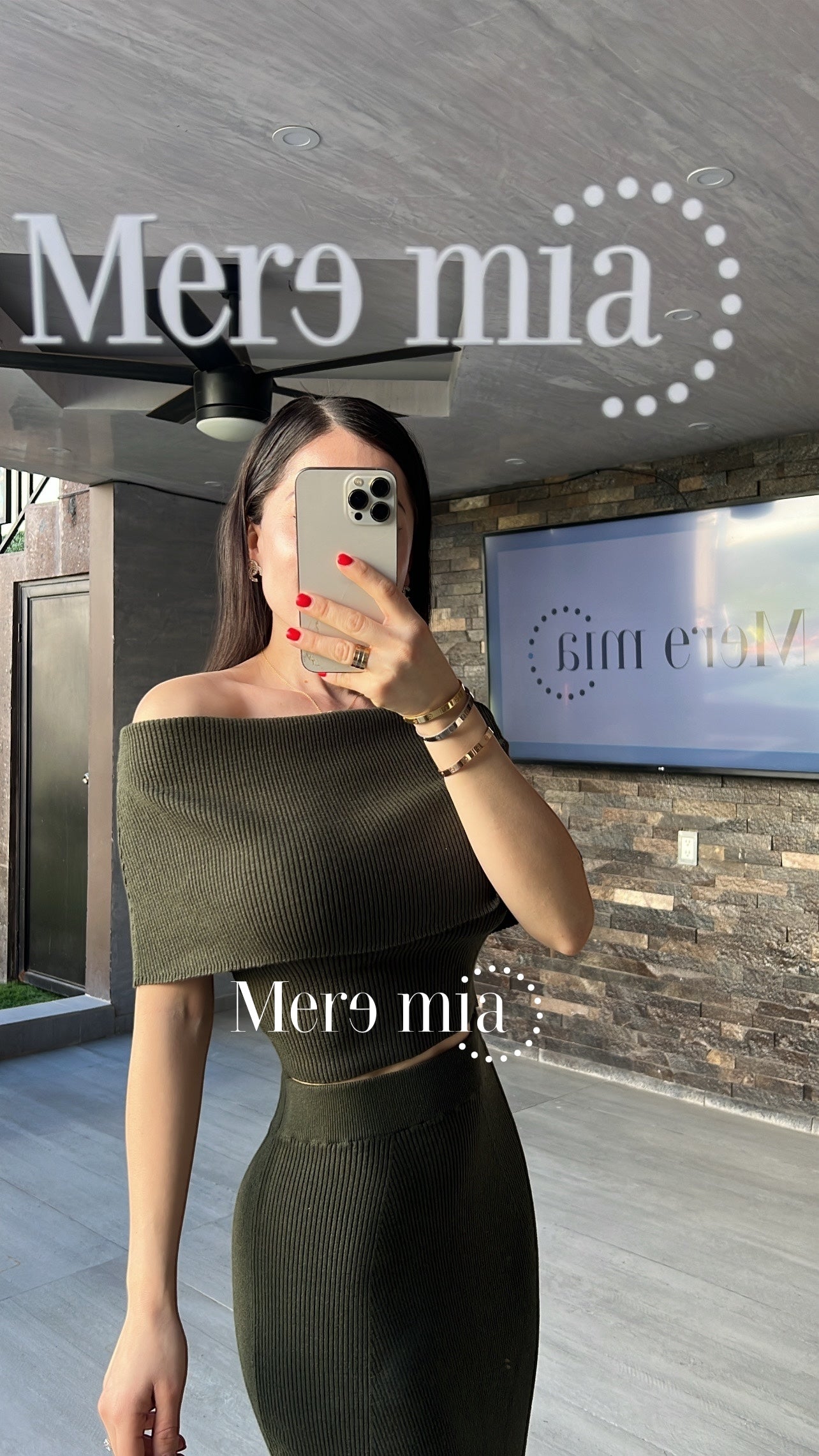 Conjunto verde olan liso hombros