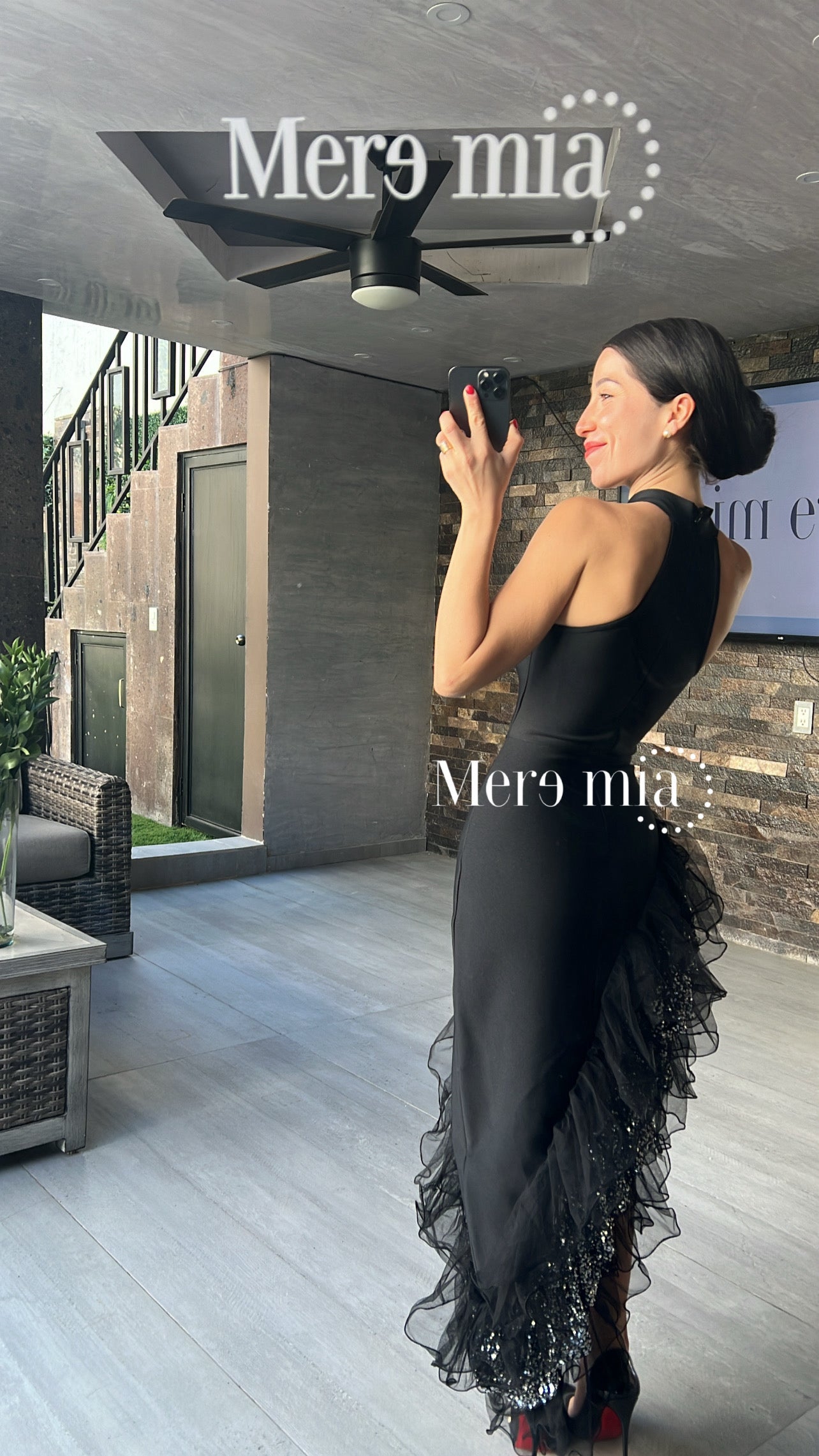 Vestido negro plumas asim