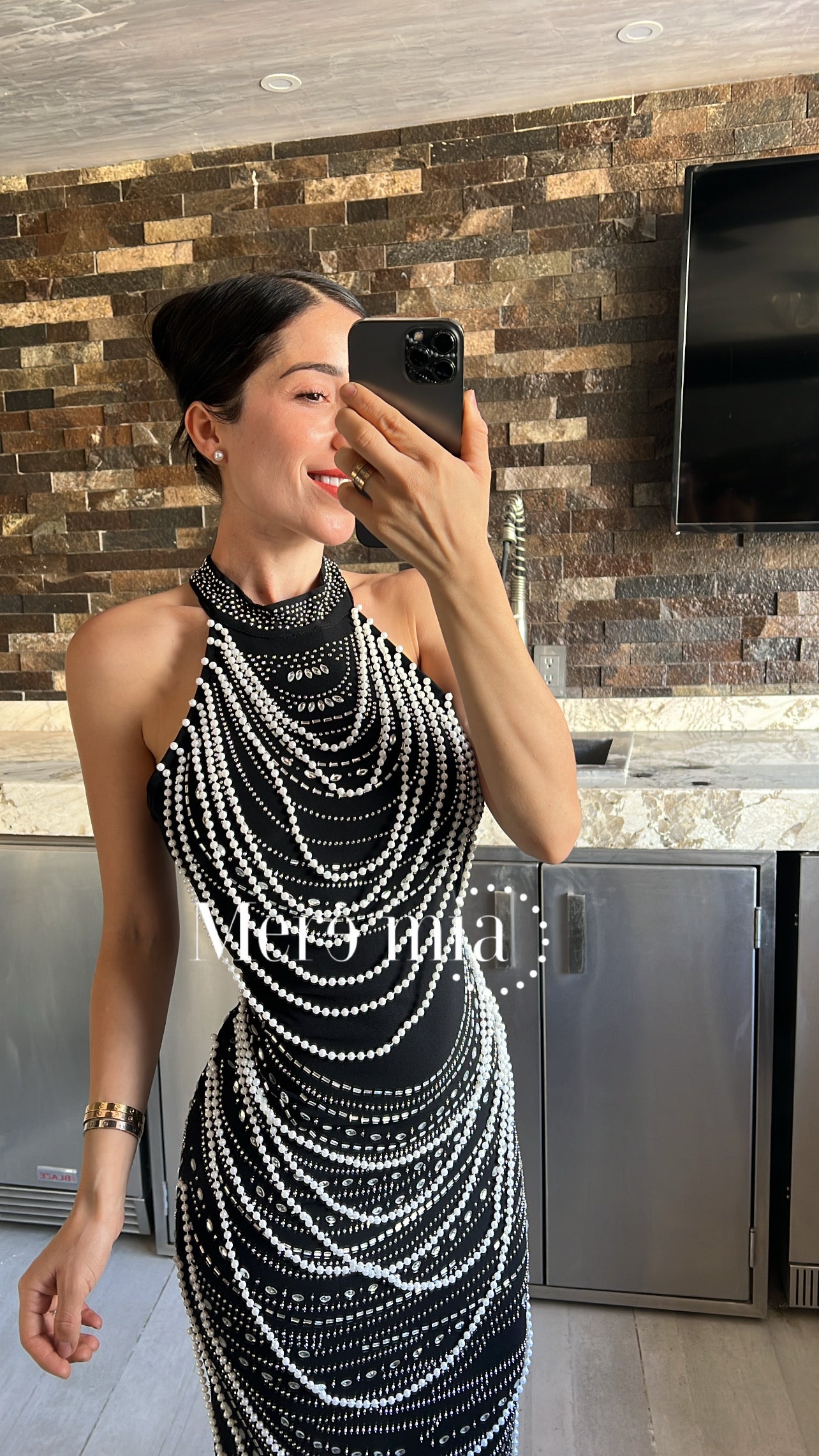 Vestido negro perlas cuello