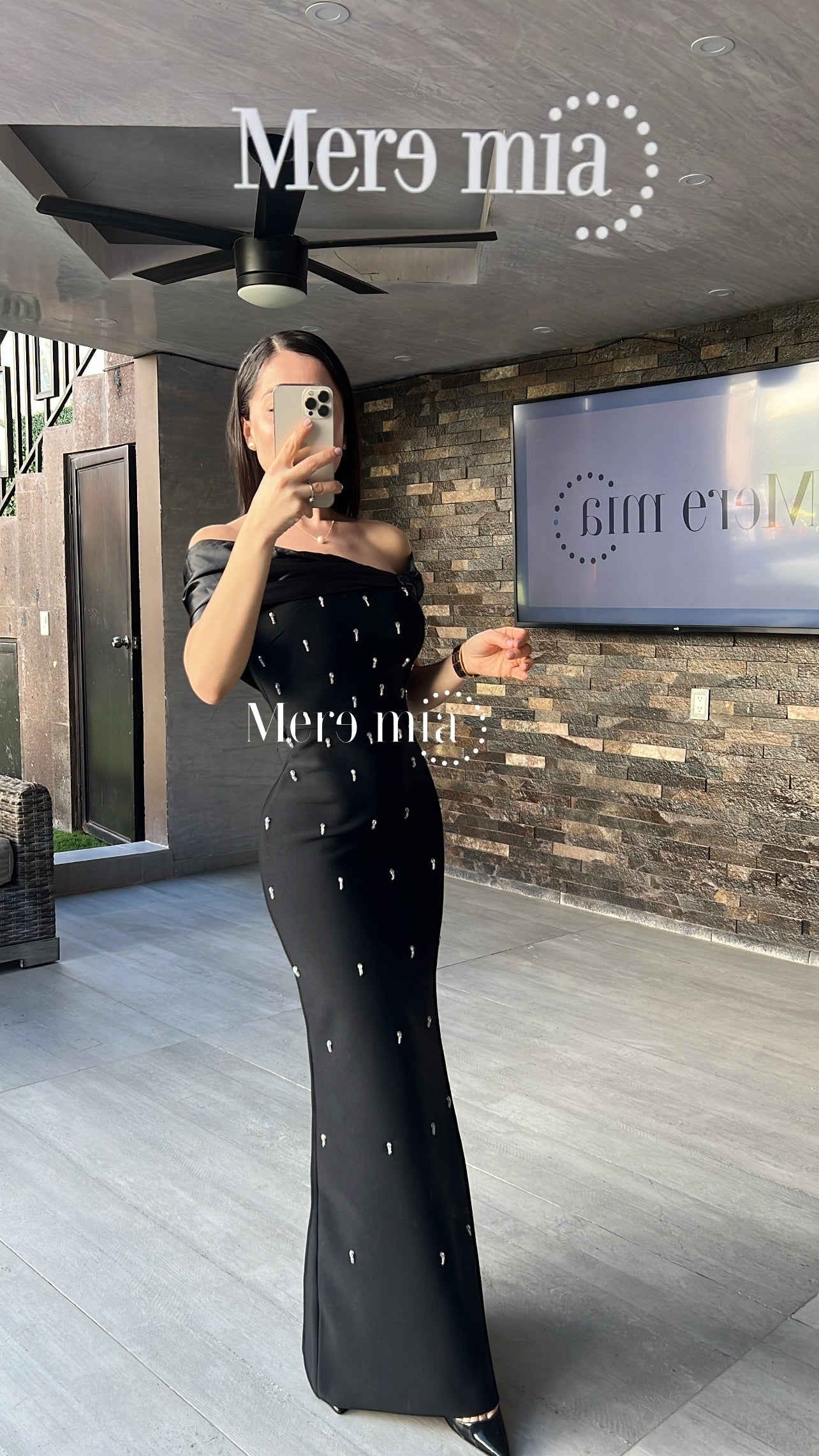 Vestido negro olan sat hombros