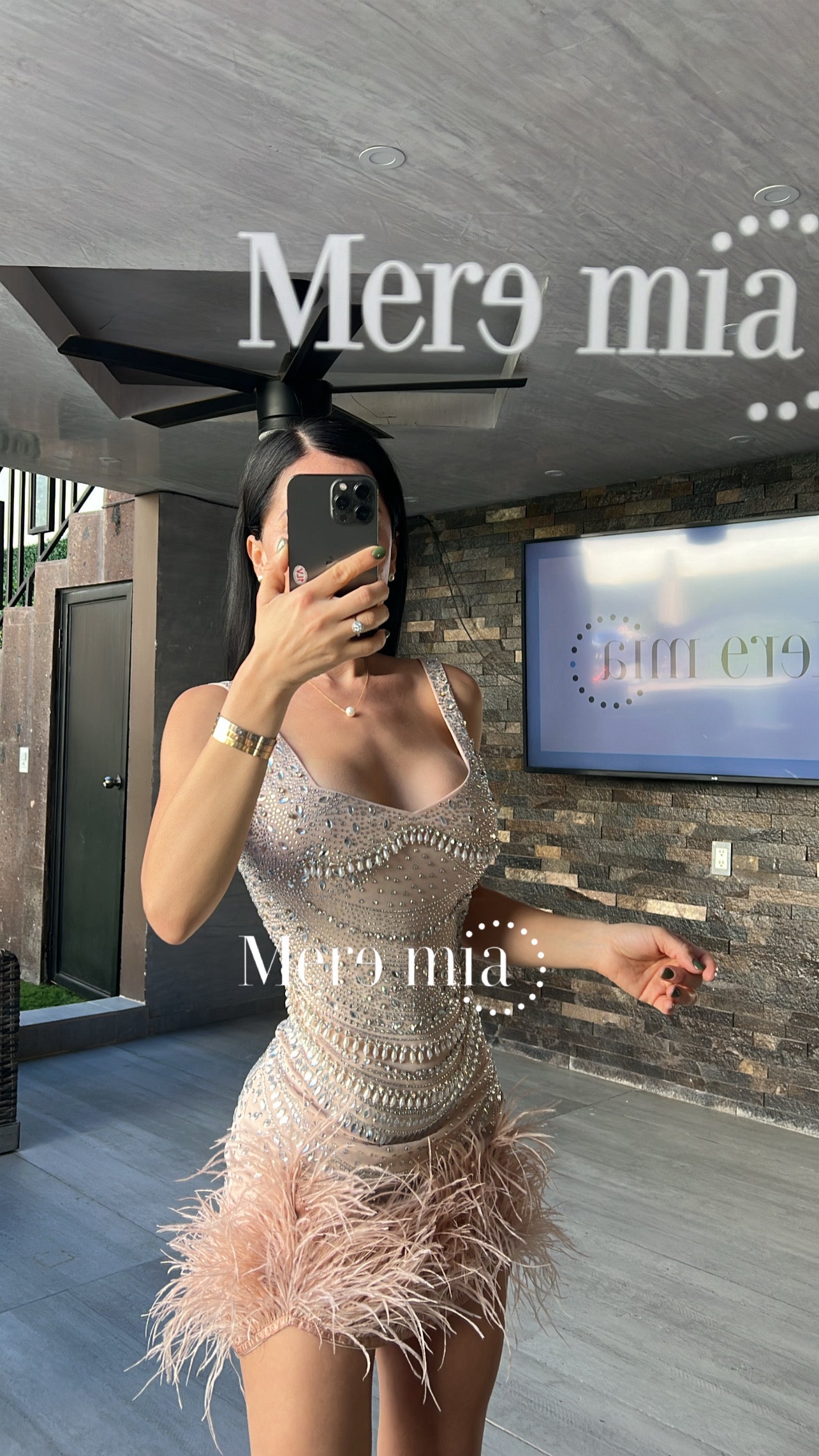 Vestido pedrería plumas corto