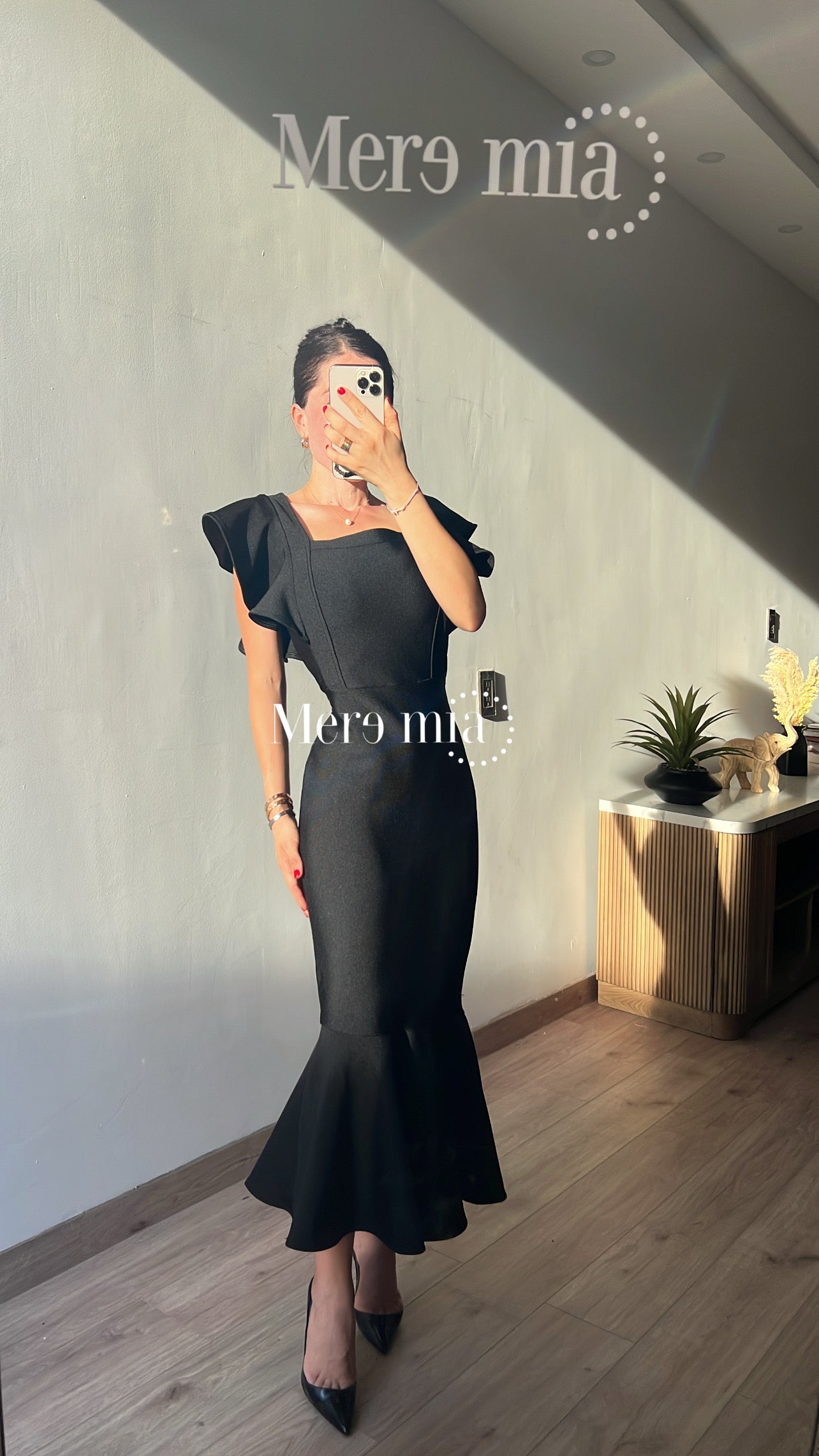 Vestido negro mangas olanes