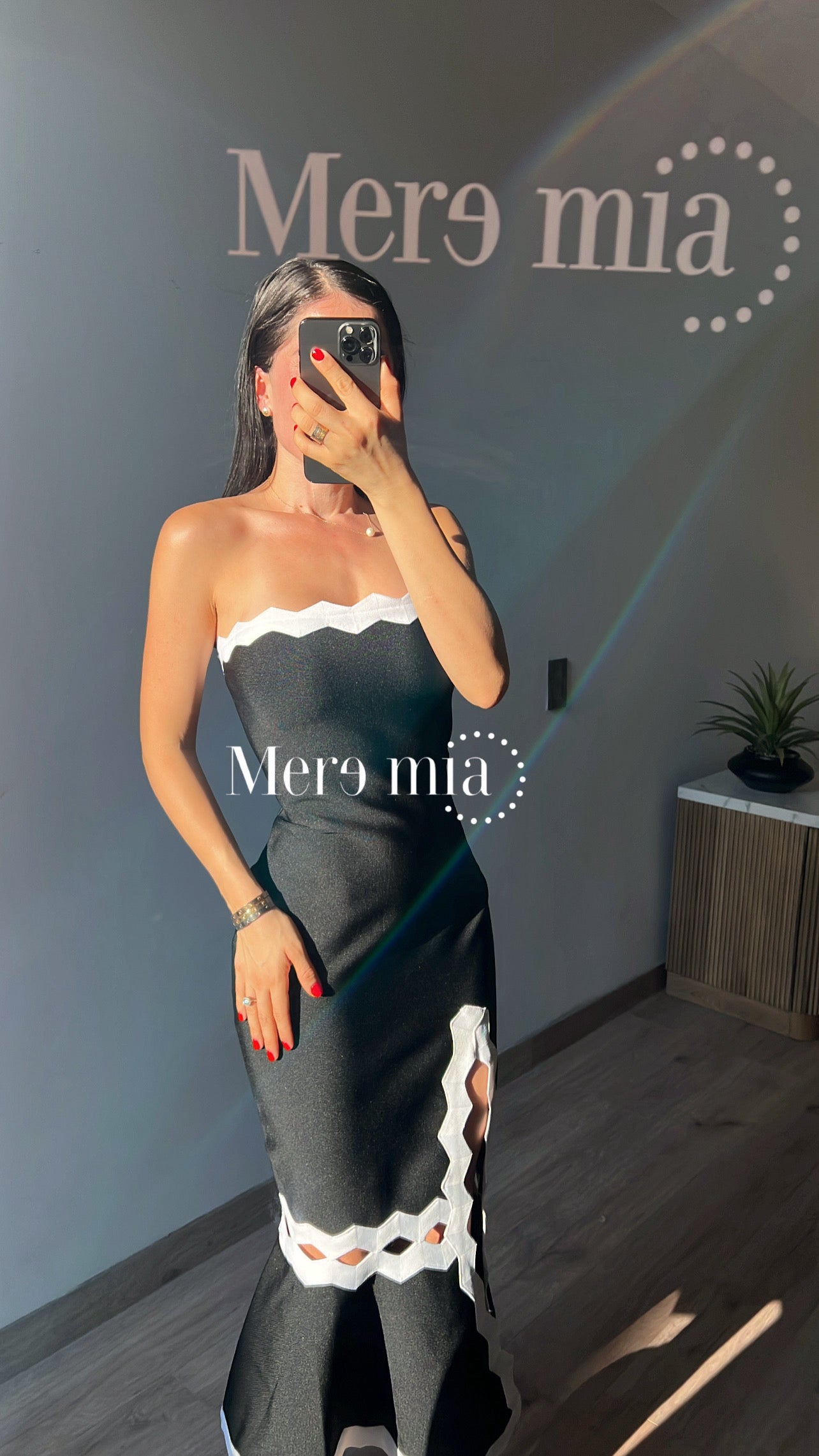Vestido negro ruff blanco