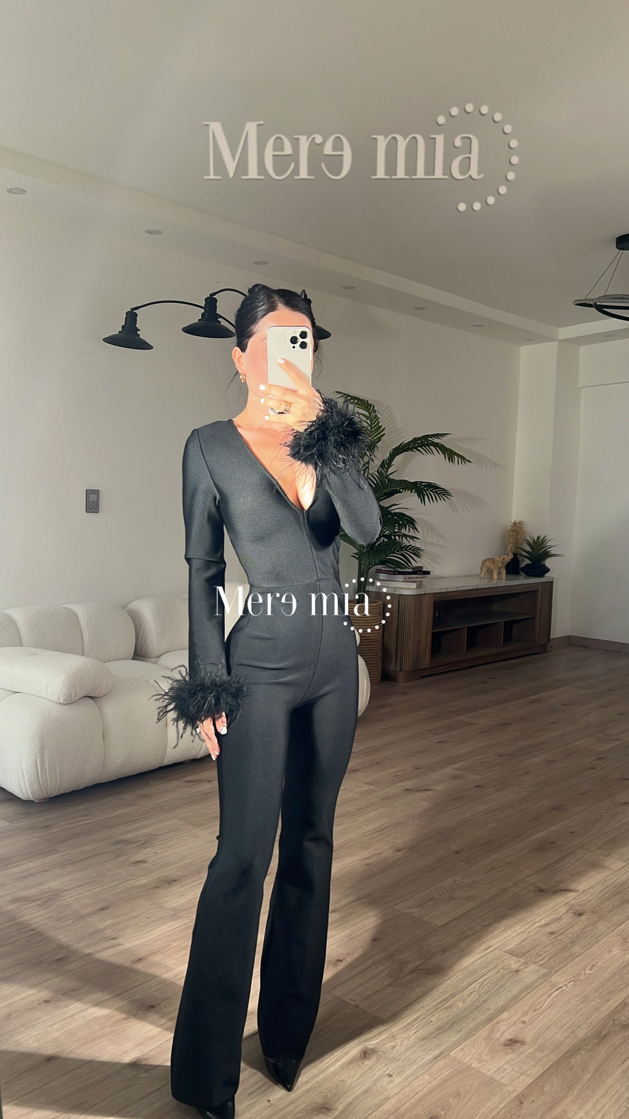Jumpsuit negro manga de plumas