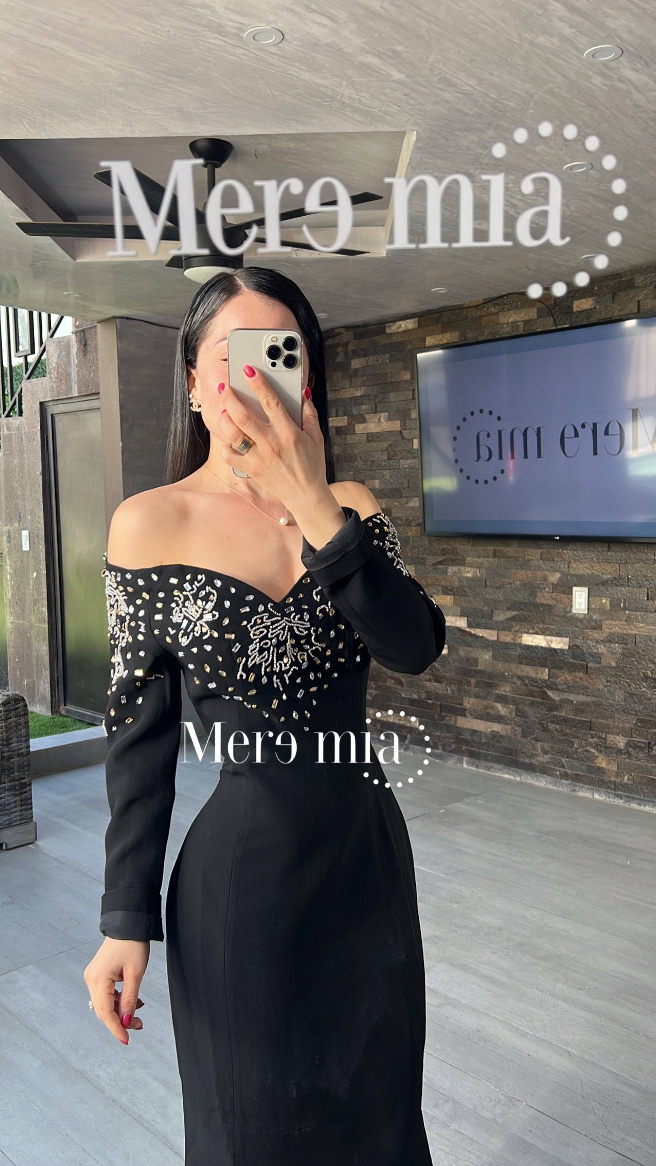 Vestido negro apl hombros