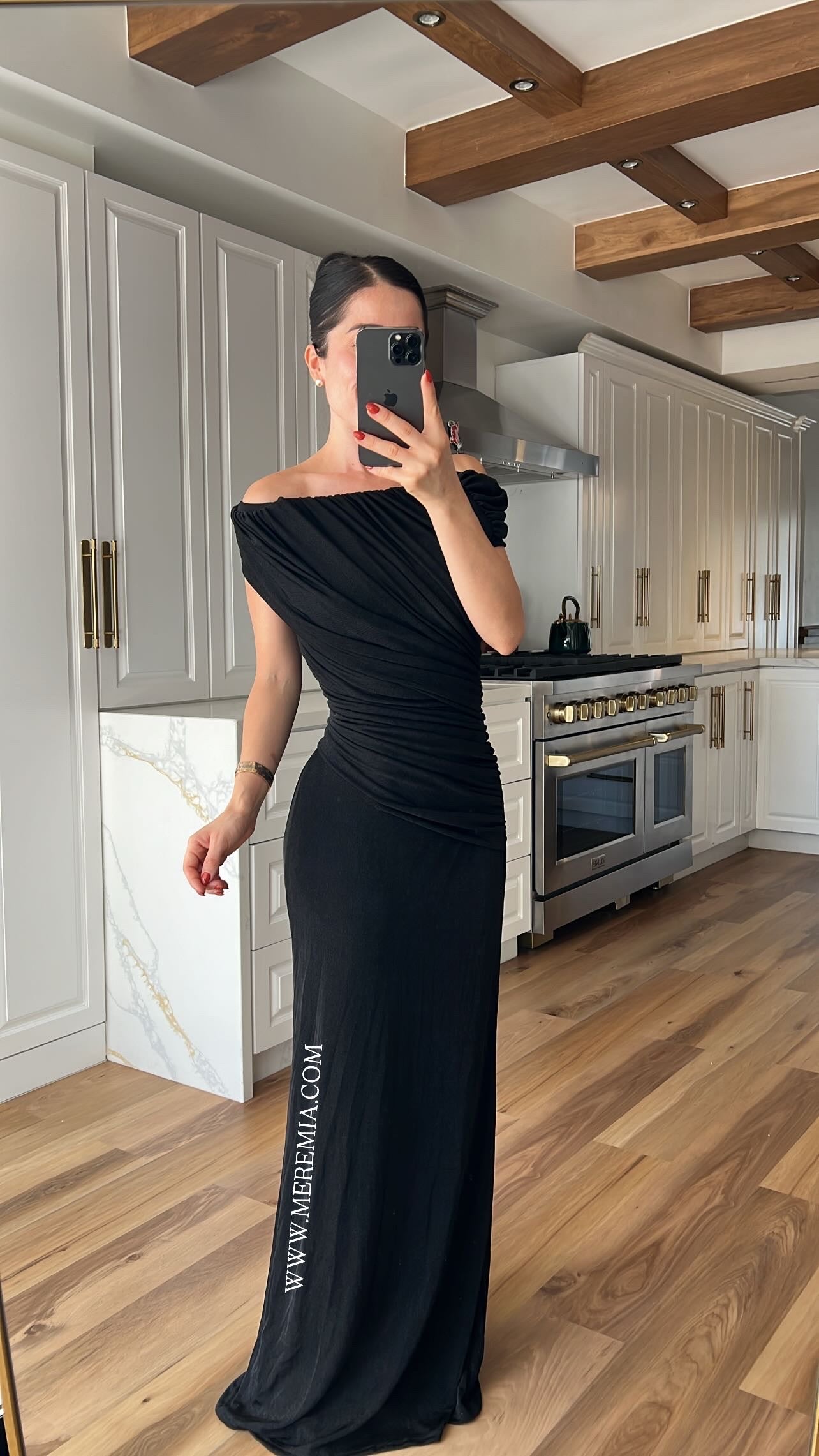 Vestido plisado en hombros liso