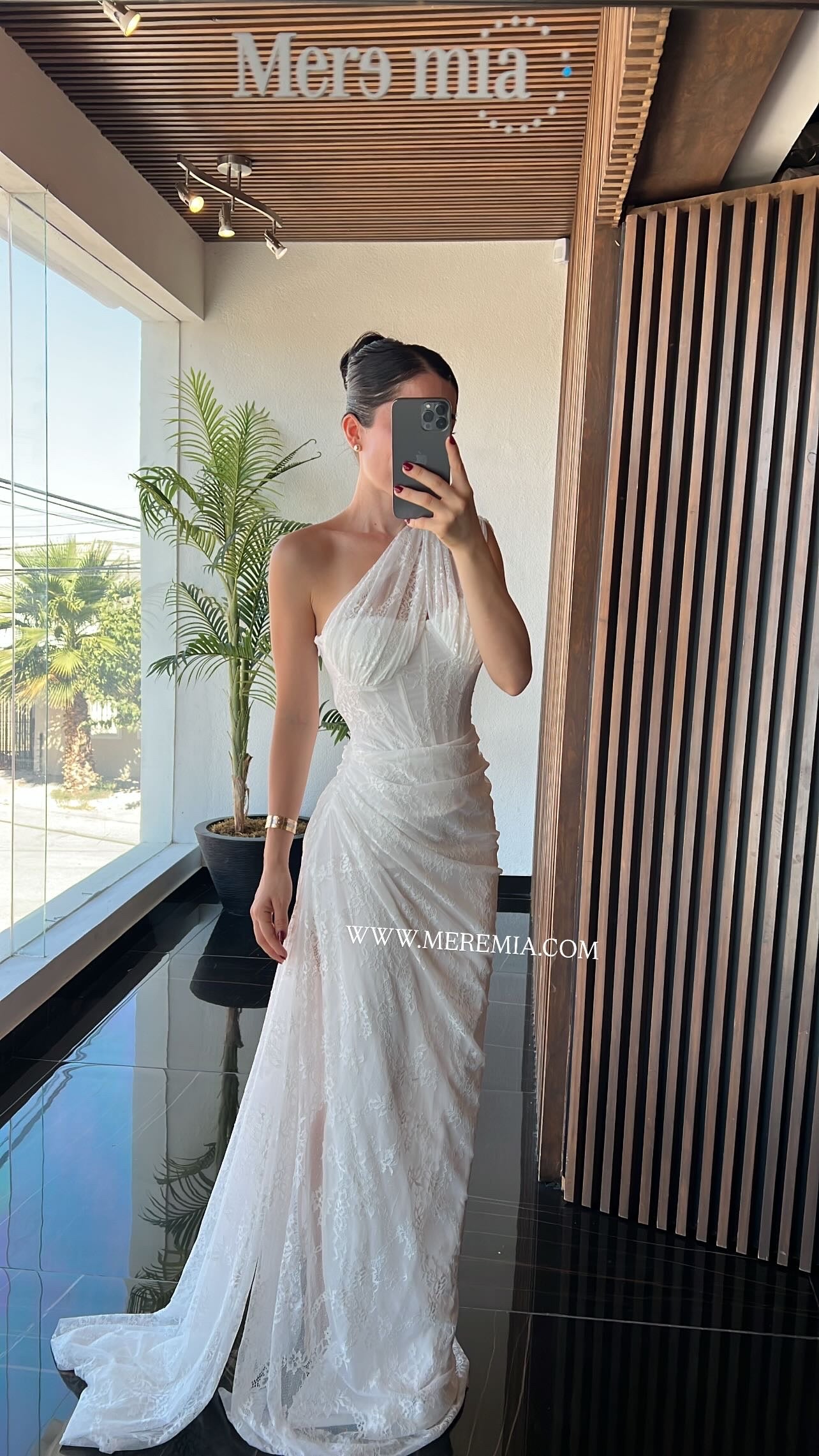 Vestido encaje copas hombro