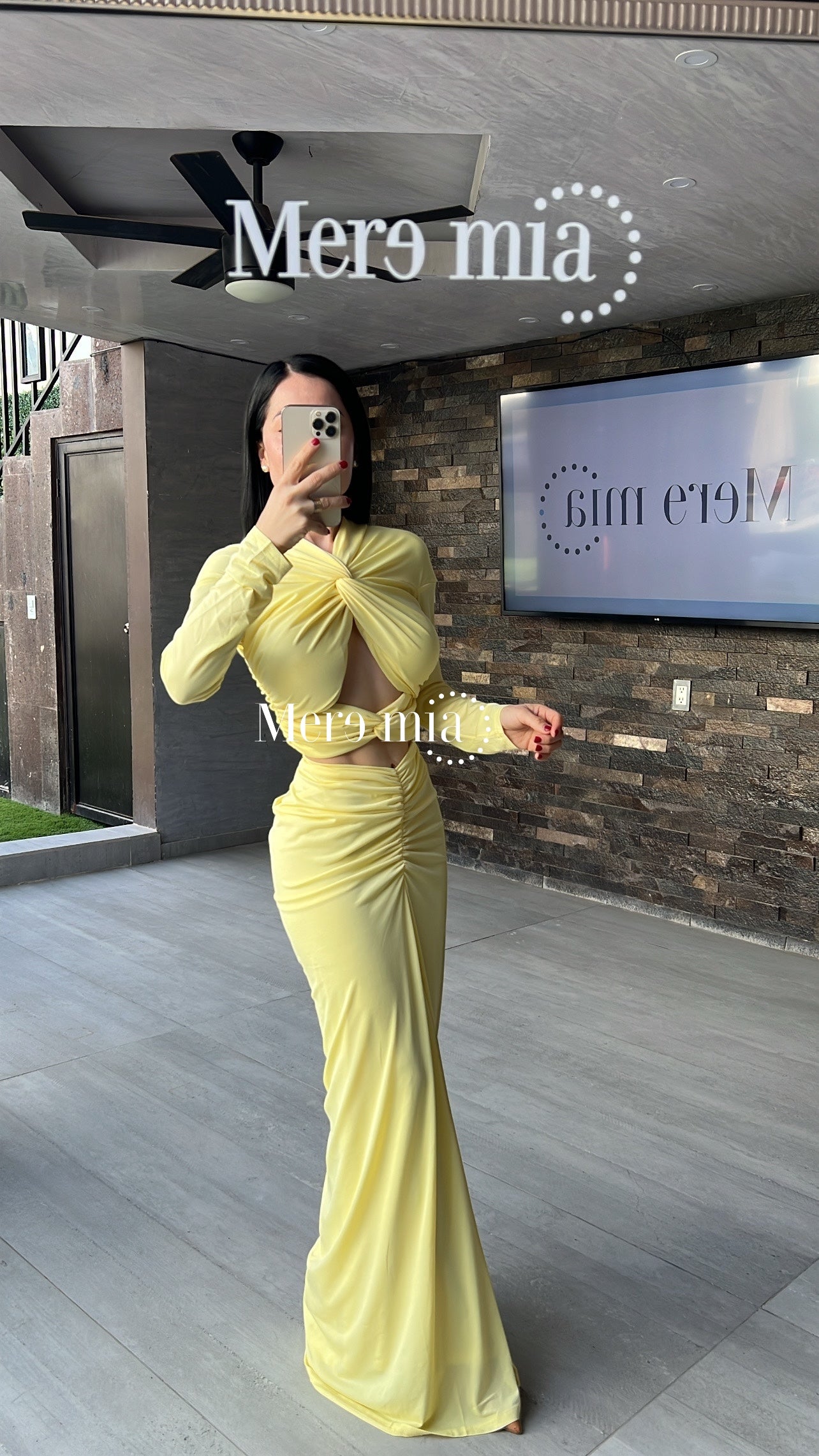 Conjunto amarillo plisado