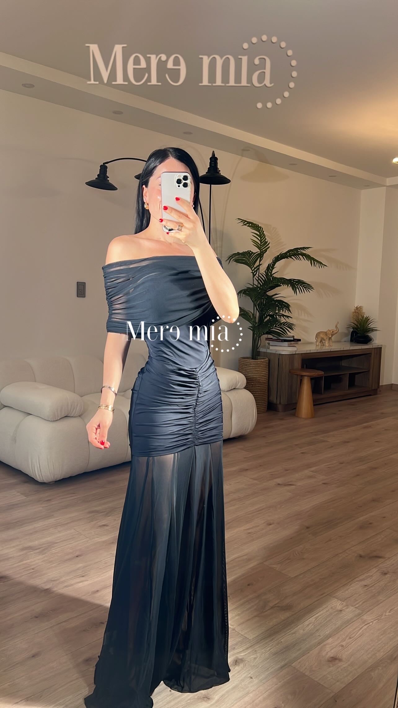 Vestido negro plisado hom