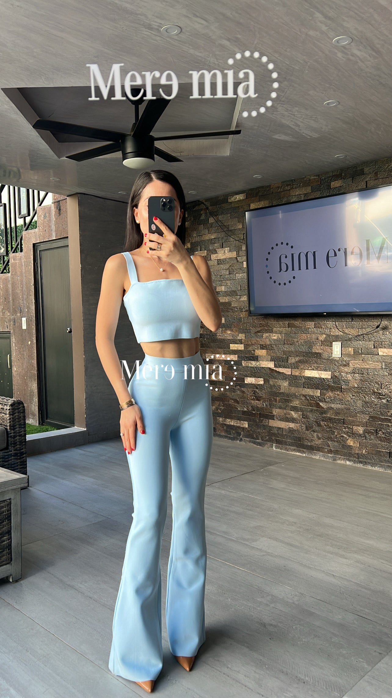 Pantalón azul acampanado