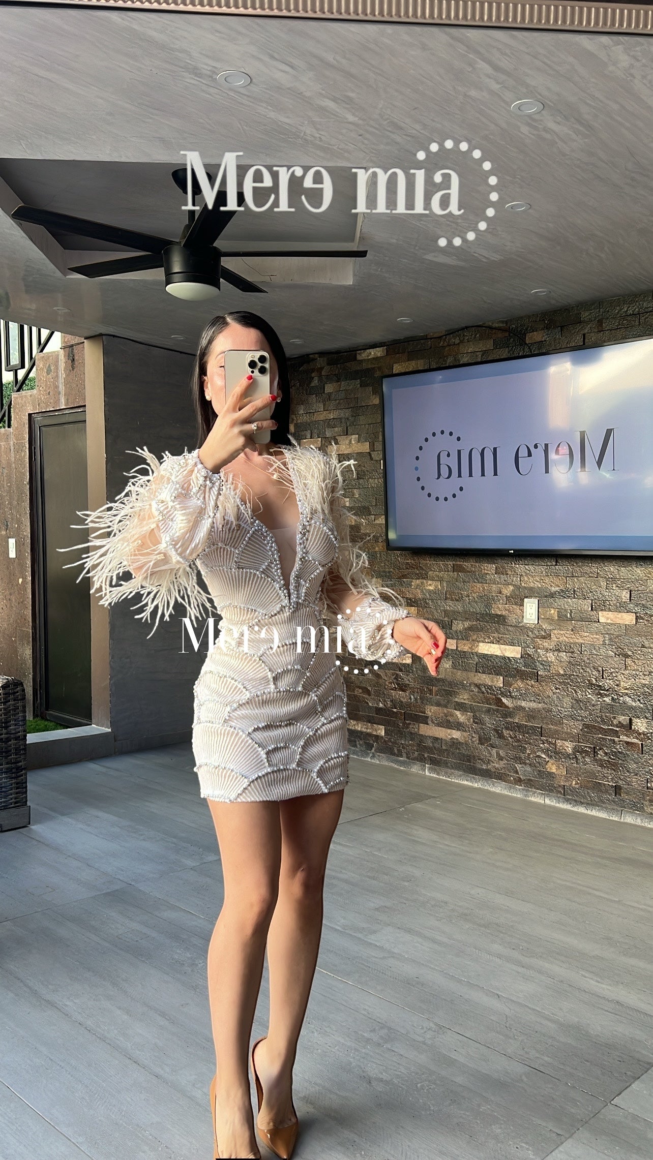 Vestido beige plumas