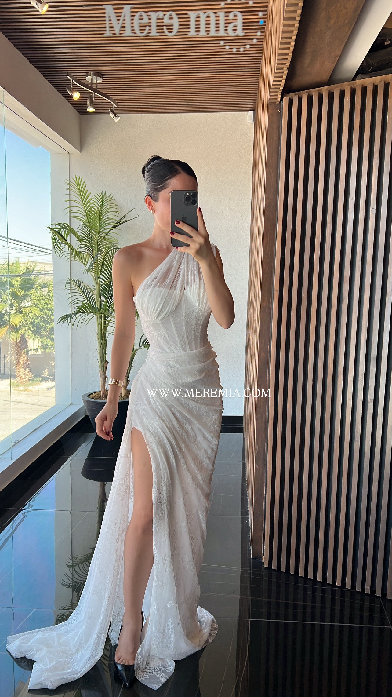 Vestido encaje copas hombro