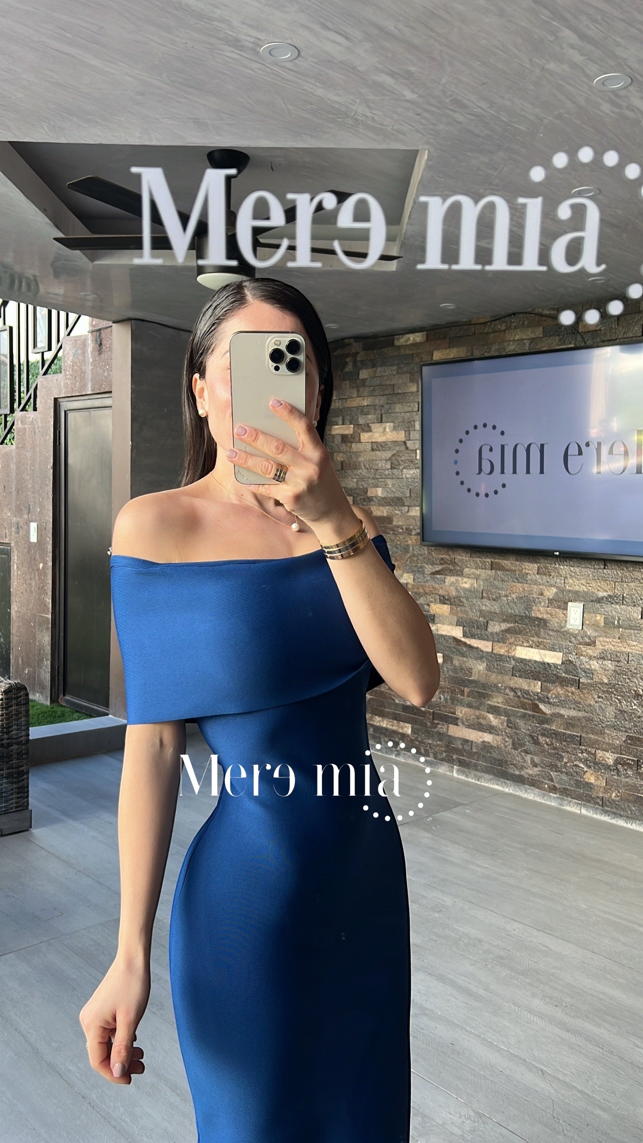 Vestido azul marino hombros olan