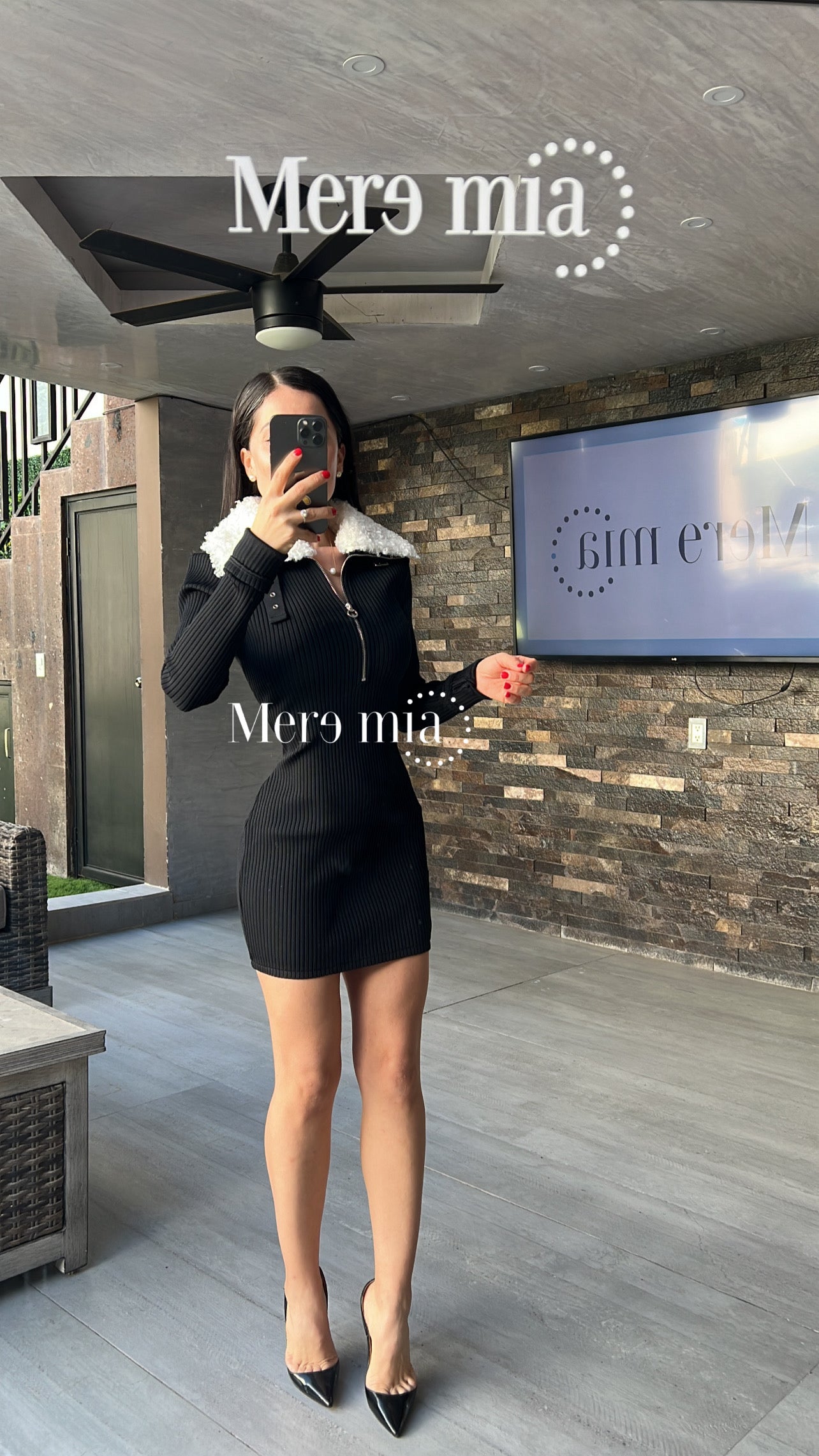 Vestido negro cuello blanco peluc