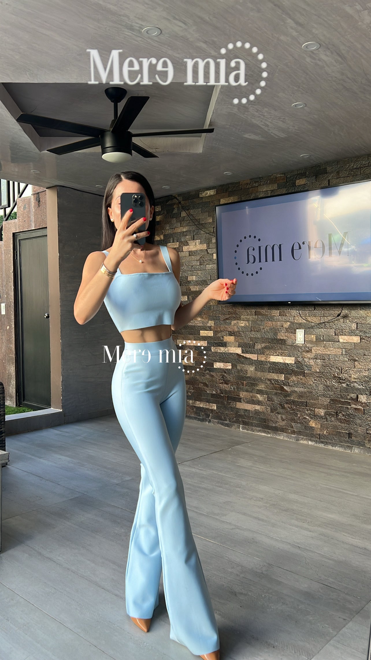 Pantalón azul acampanado