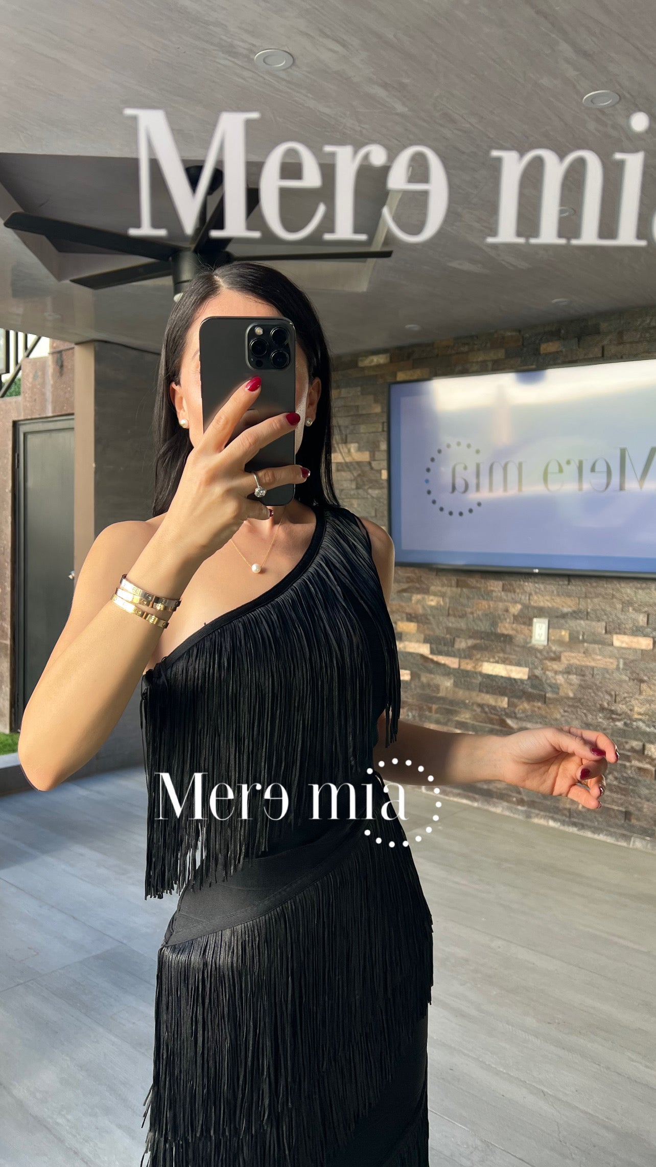 Vestido negro hombro barbas