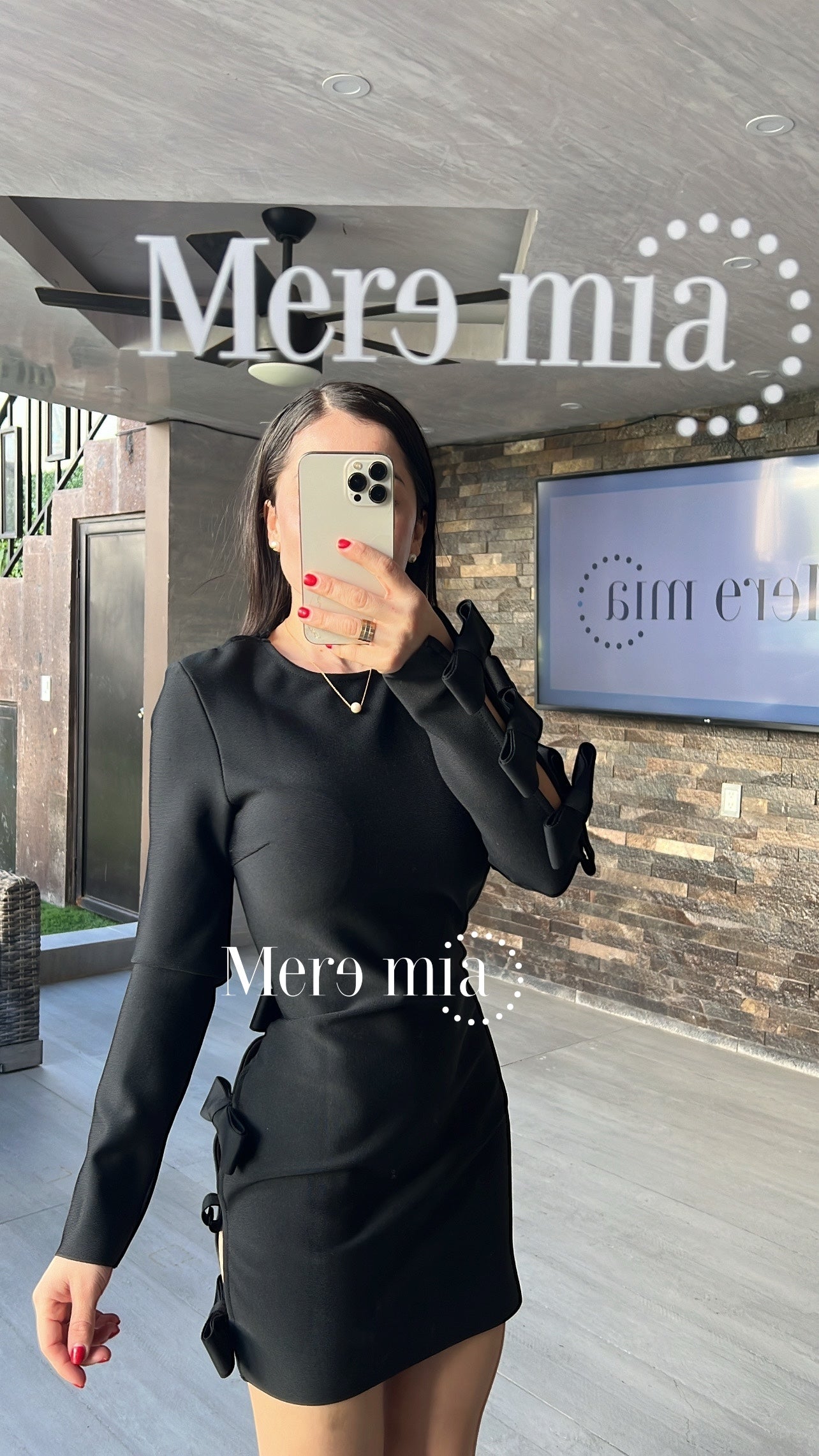 Vestido negro  corto moños