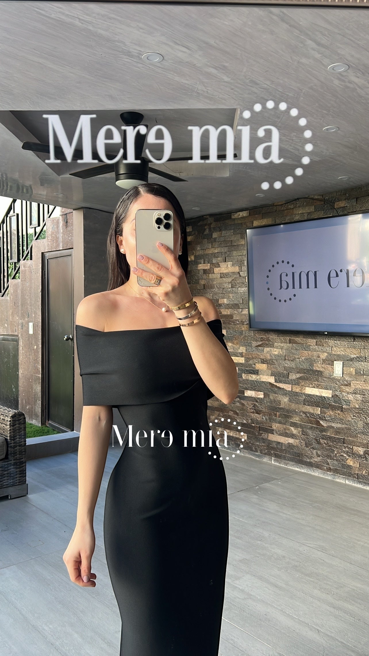 Vestido negro hombros olan