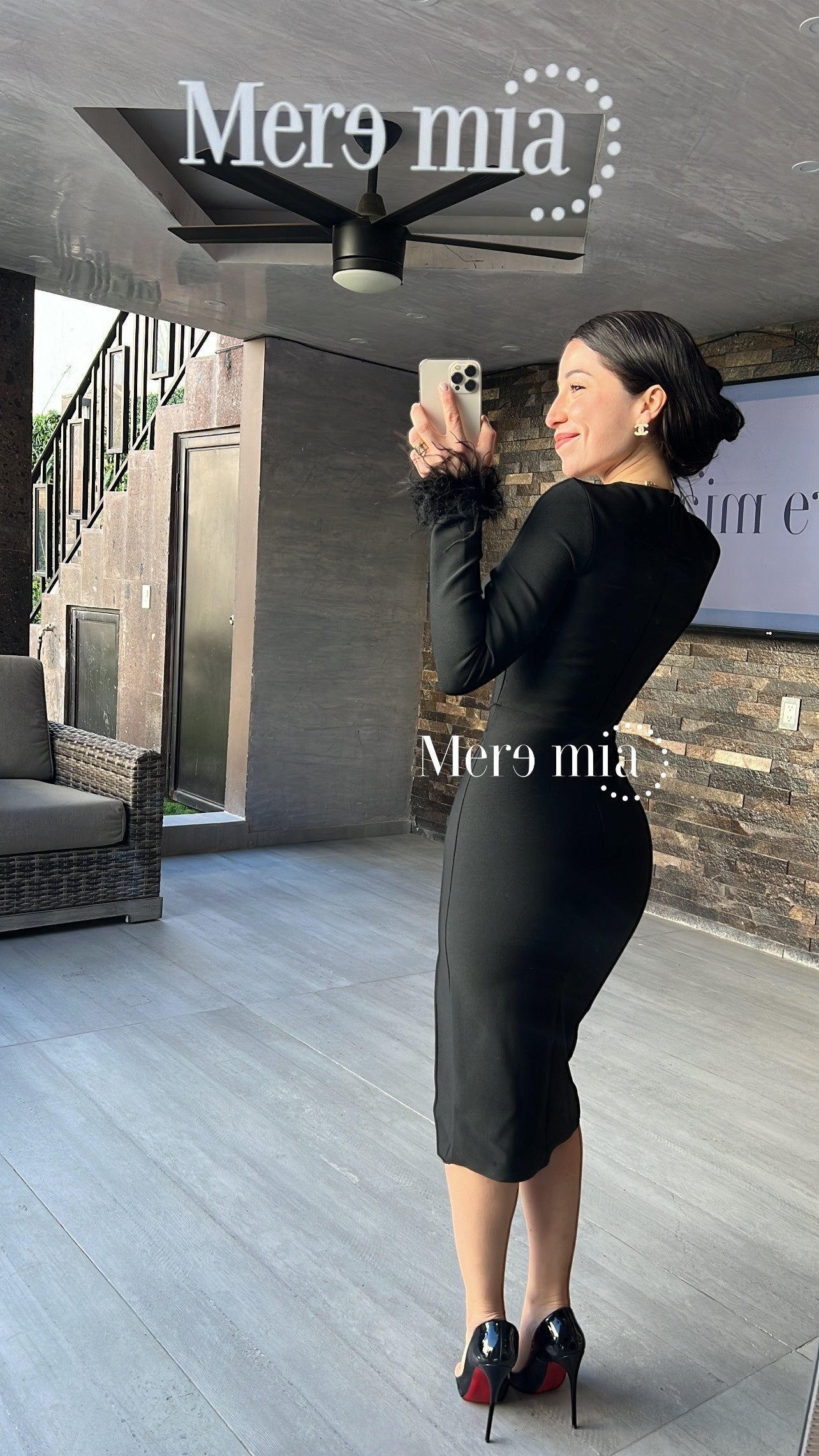 Vestido negro plumas mangas