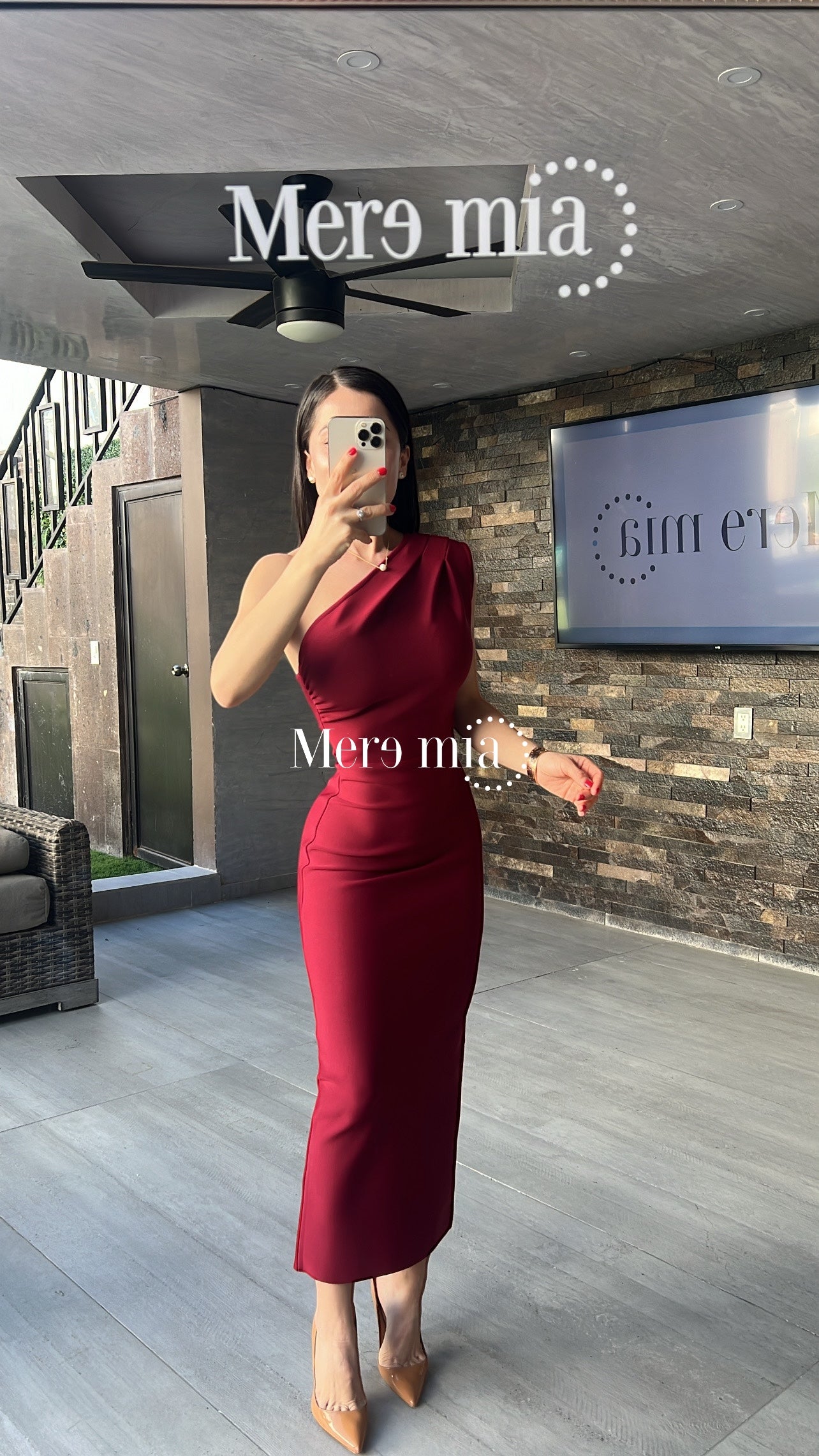 Vestido tinto hombro