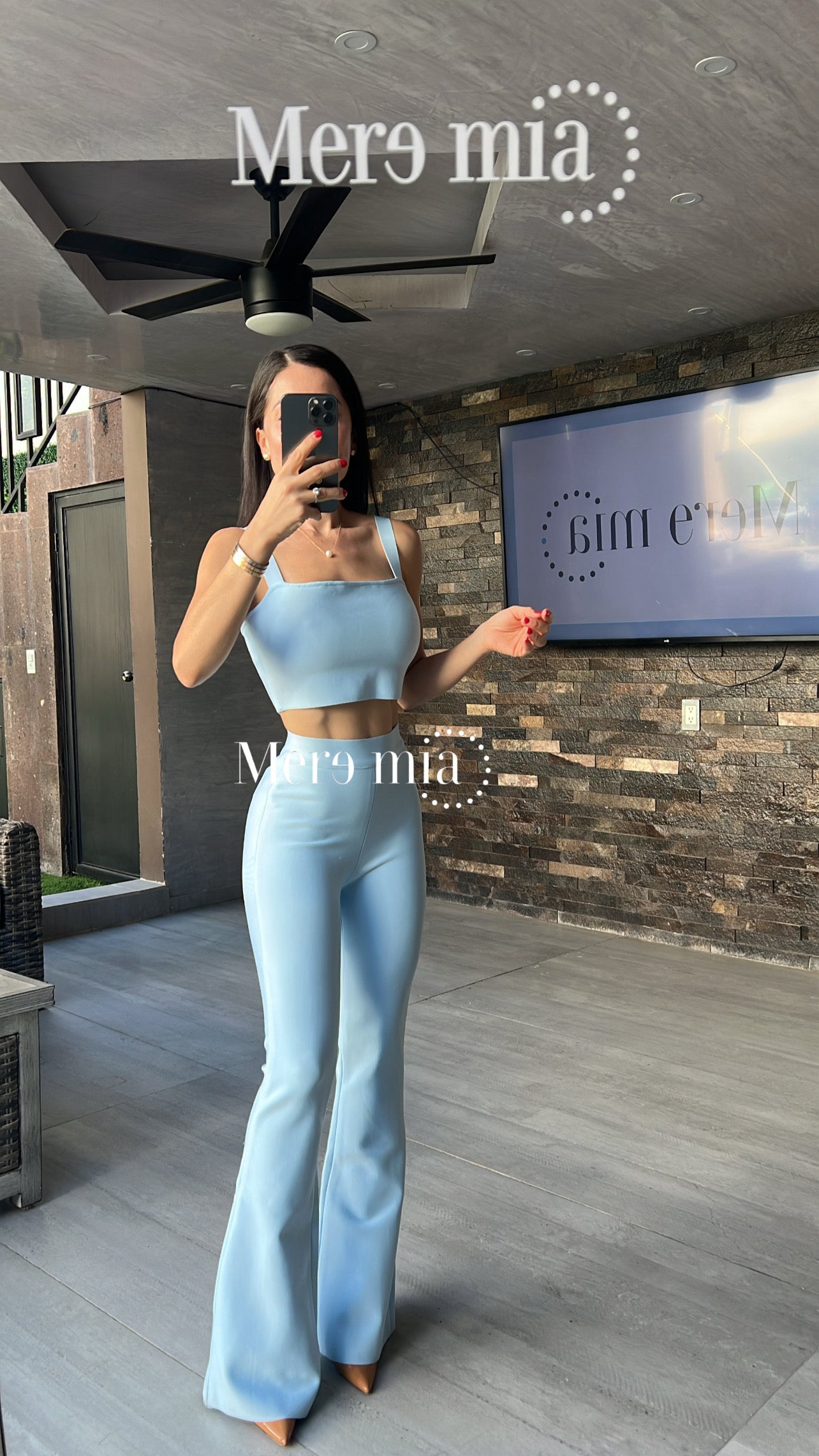 Pantalón azul acampanado