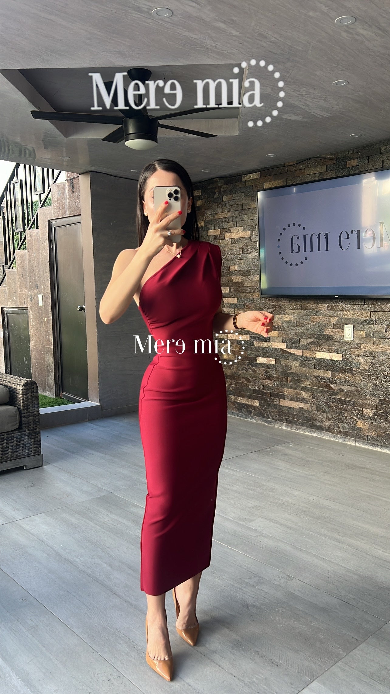 Vestido tinto hombro