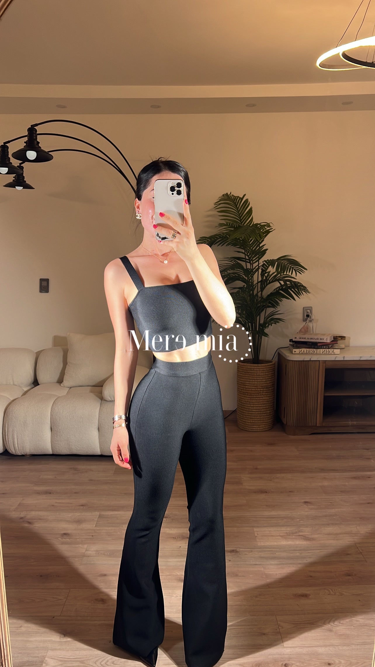 Pantalón negro acampanado