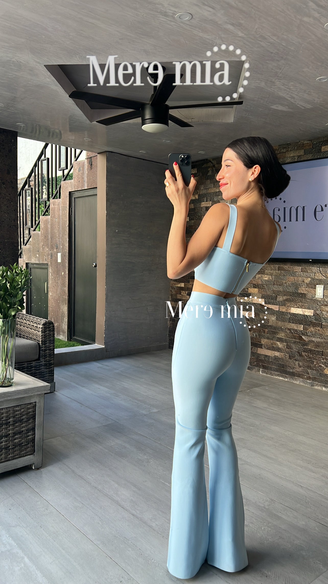 Pantalón azul acampanado