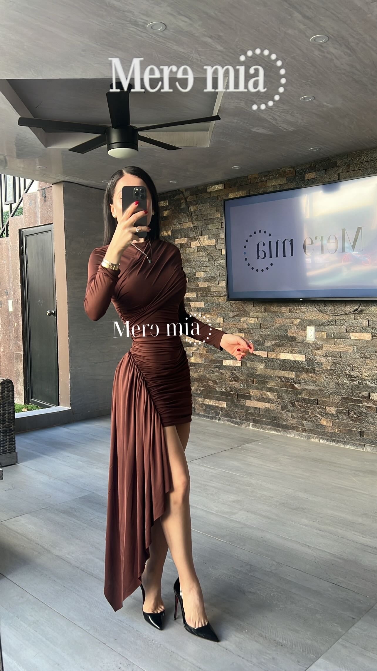 Vestido plisado café estola