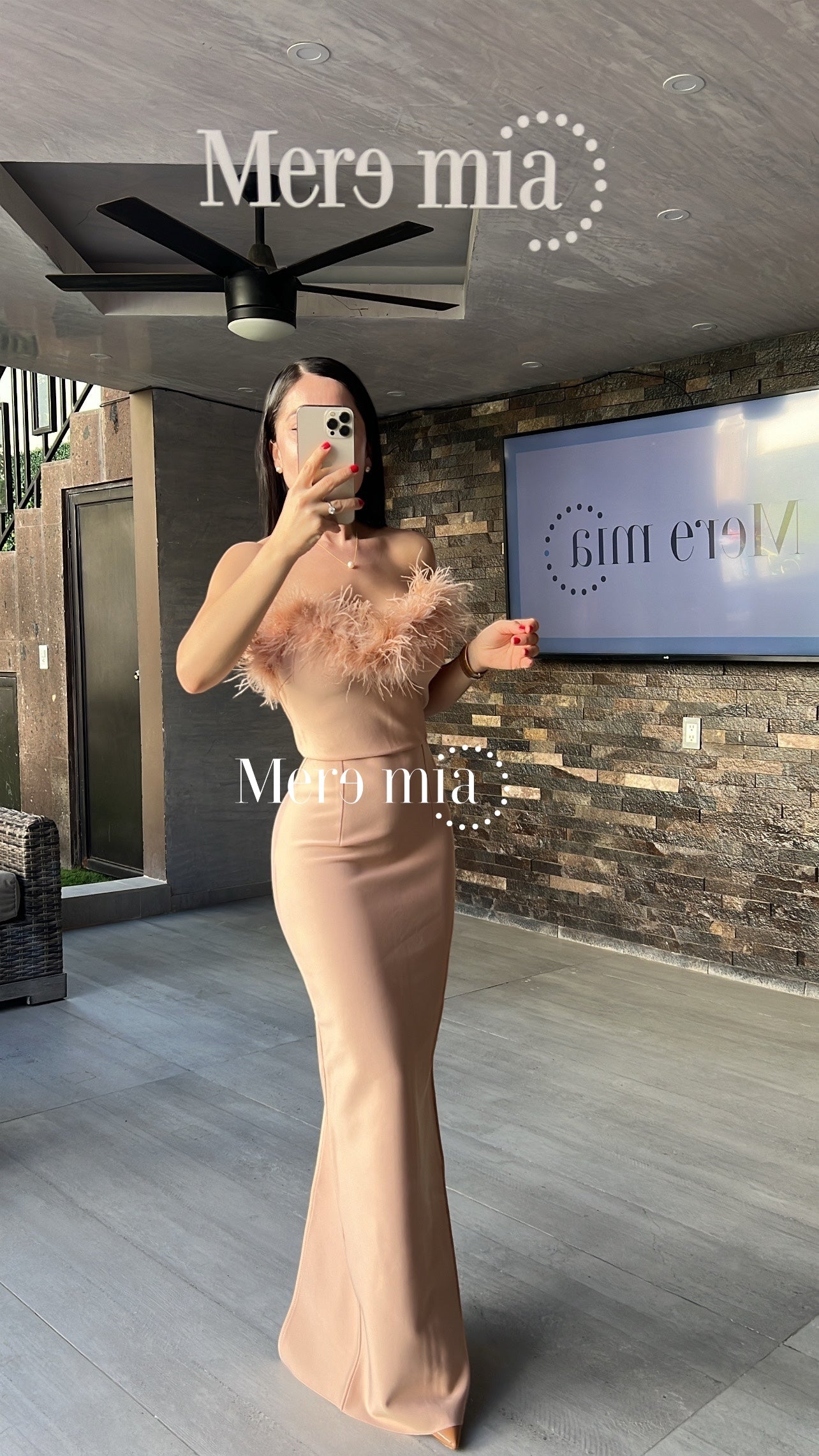 Vestido beige plumas largo