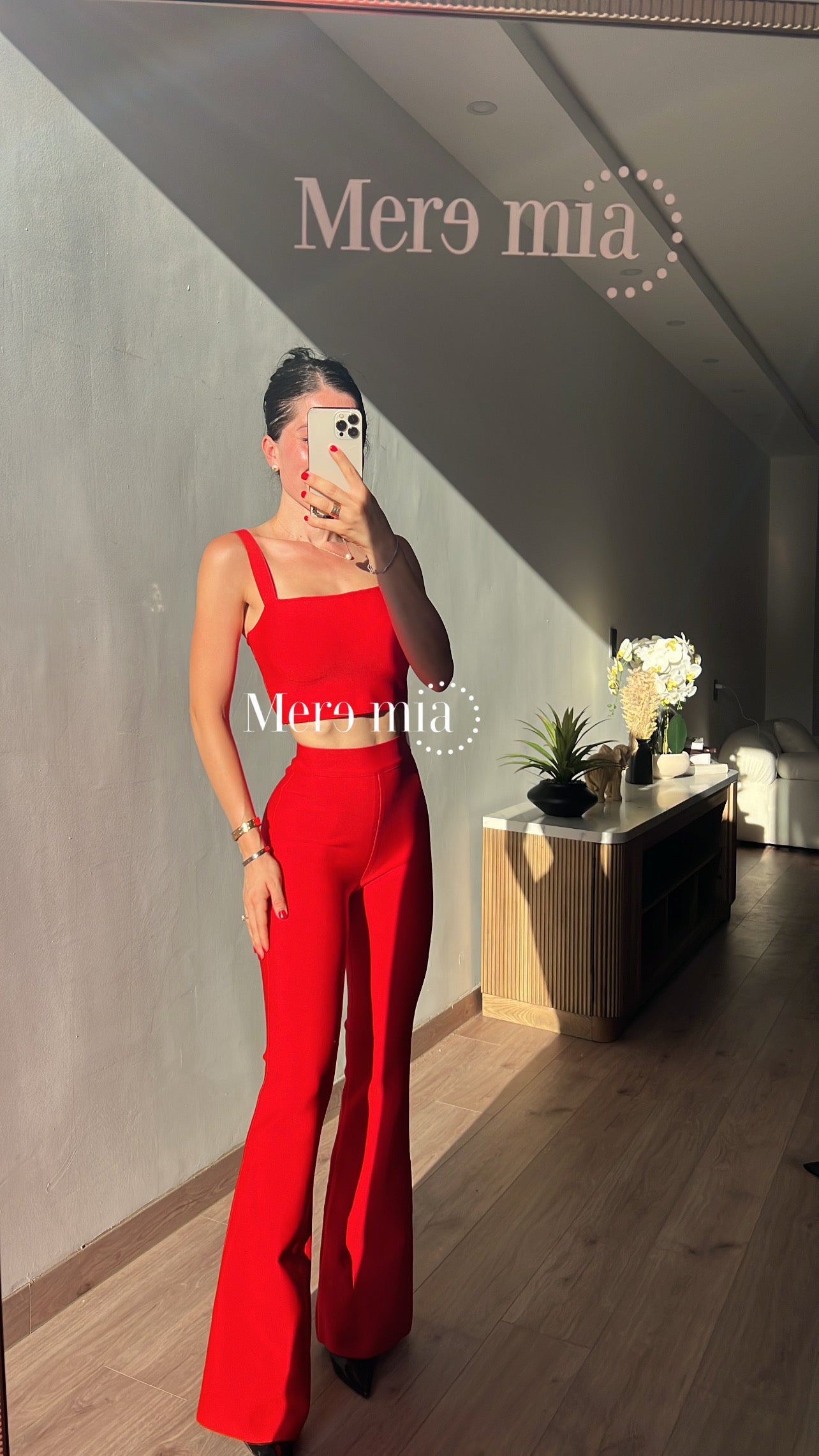 Pantalón rojo acampanado