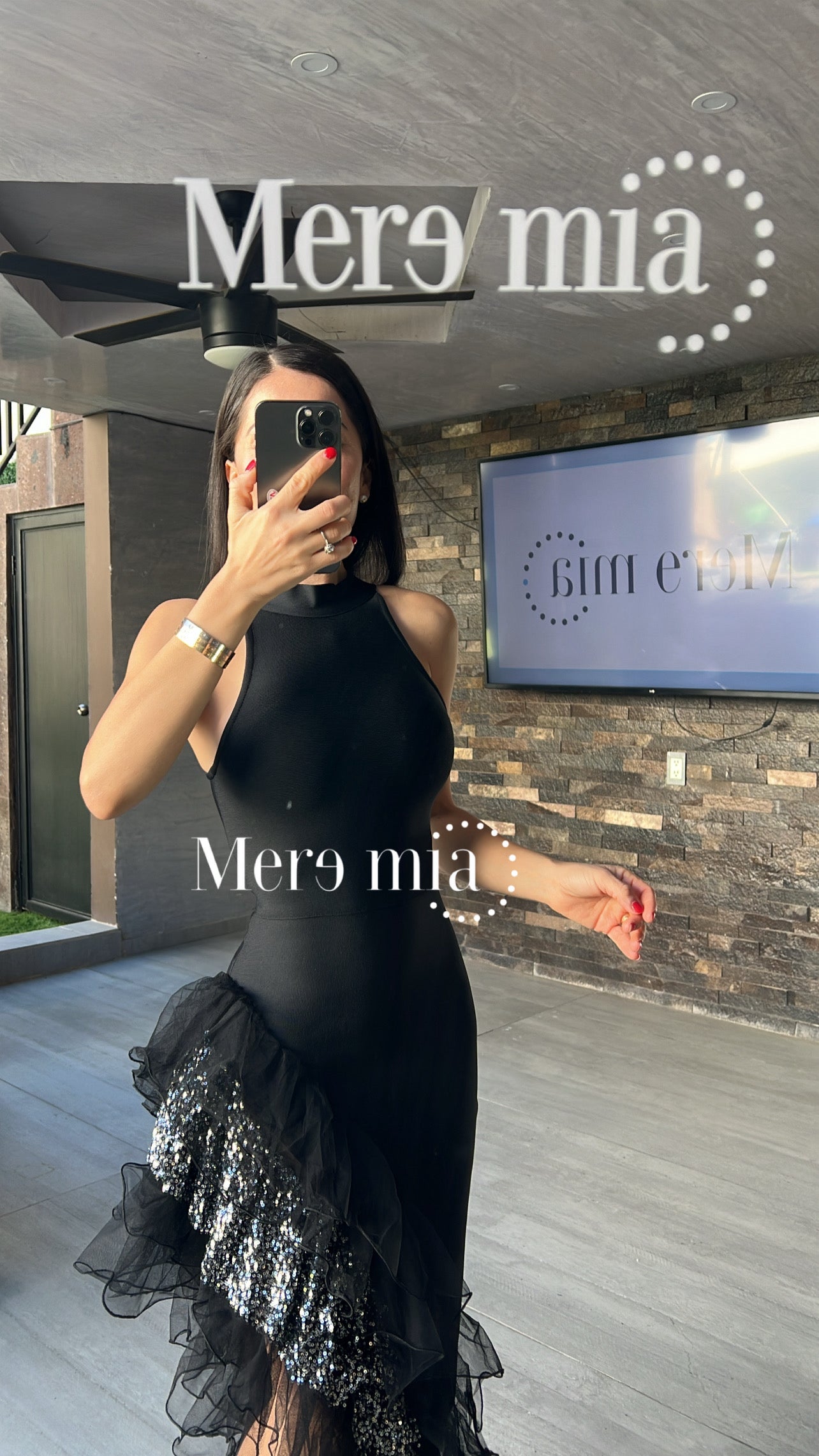 Vestido negro plumas asim