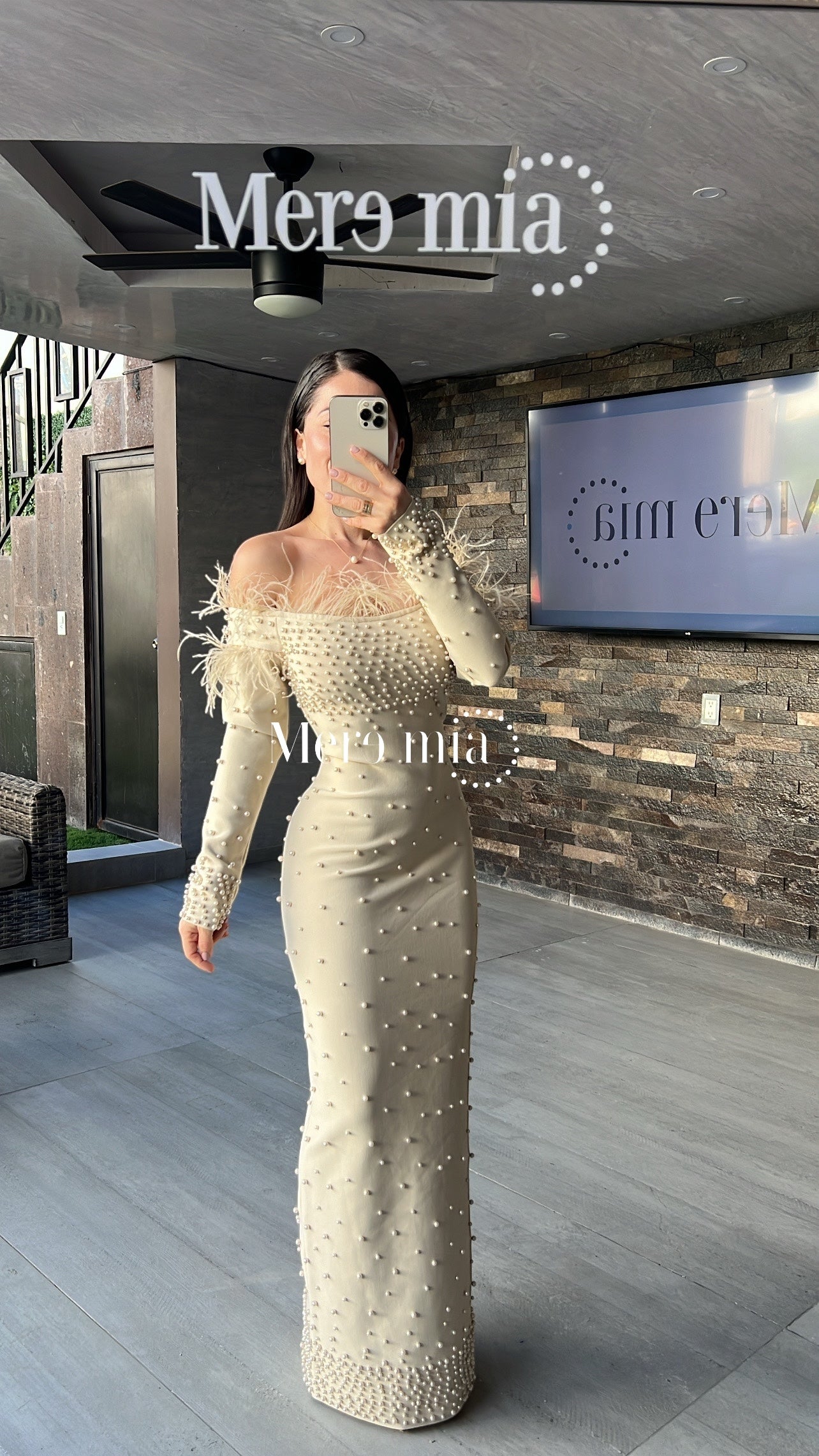 Vestido beige plumas perlas